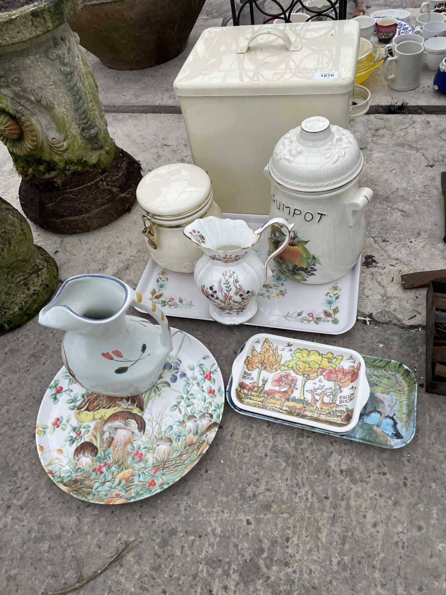AN ASSORTMENT OF ITEMS TO INCLUDE A METAL WINE RACK, CERAMIC JUGS AND TRAYS ETC - Image 2 of 2