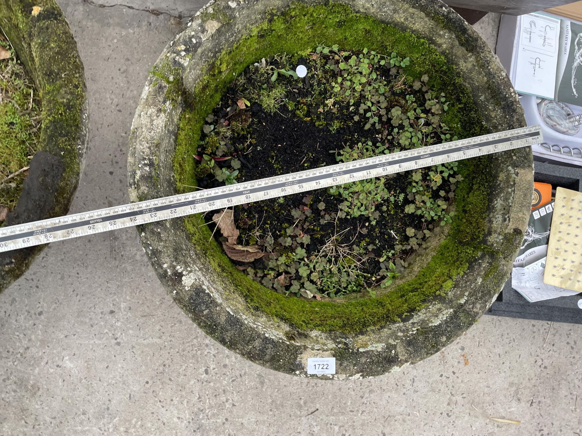 A PAIR OF ROUND CONCRETE BOWL PLANTERS (D:60CM) - Bild 3 aus 3