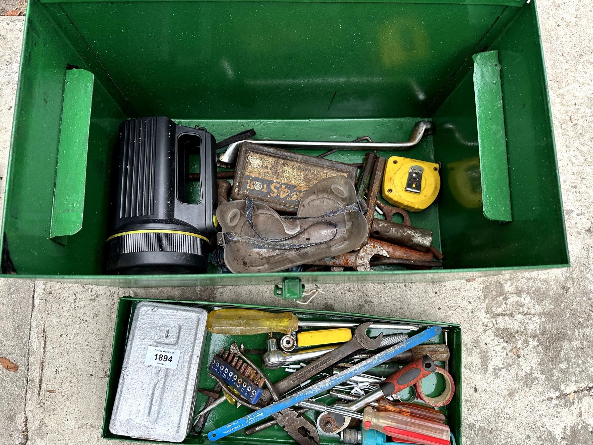 A METAL TOOL CHEST AND AN ASSORTMENT OF TOOLS TO INCLUDE SOCKETS AND SCREW DRIVERS - Image 2 of 3