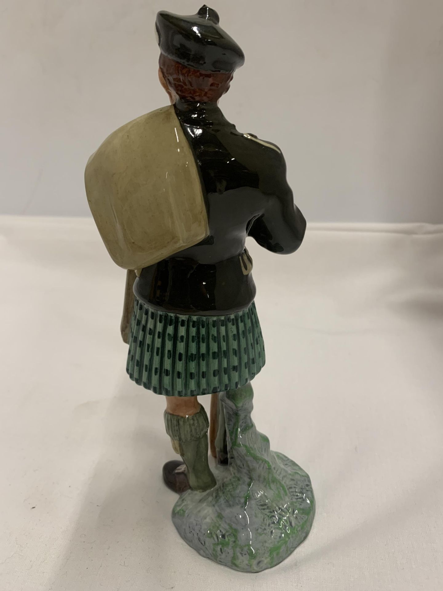 A ROYAL DOULTON 'THE LAIRD' HN2361 FIGURE (SECONDS) - Bild 3 aus 5