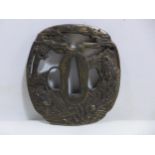 A JAPANESE WHITE METAL TSUBA DECORATED WITH SAMURAI, DIAMETER 8CM