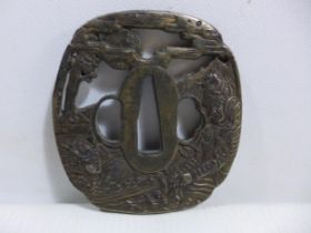 A JAPANESE WHITE METAL TSUBA DECORATED WITH SAMURAI, DIAMETER 8CM