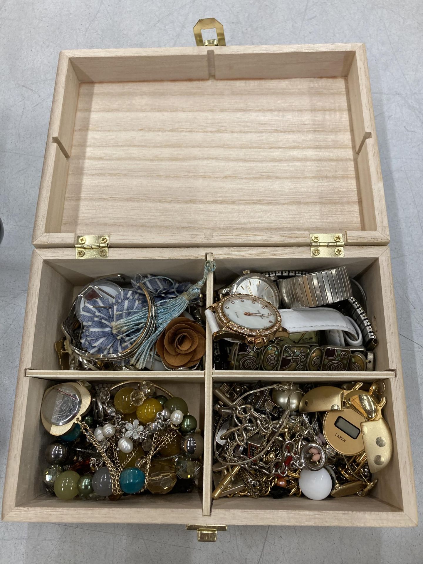 A WOODEN BOX CONTAINING A QUANTITY OF COSTUME JEWELLERY TO INCLUDE WATCHES, BRACELETS, NECKLACES,