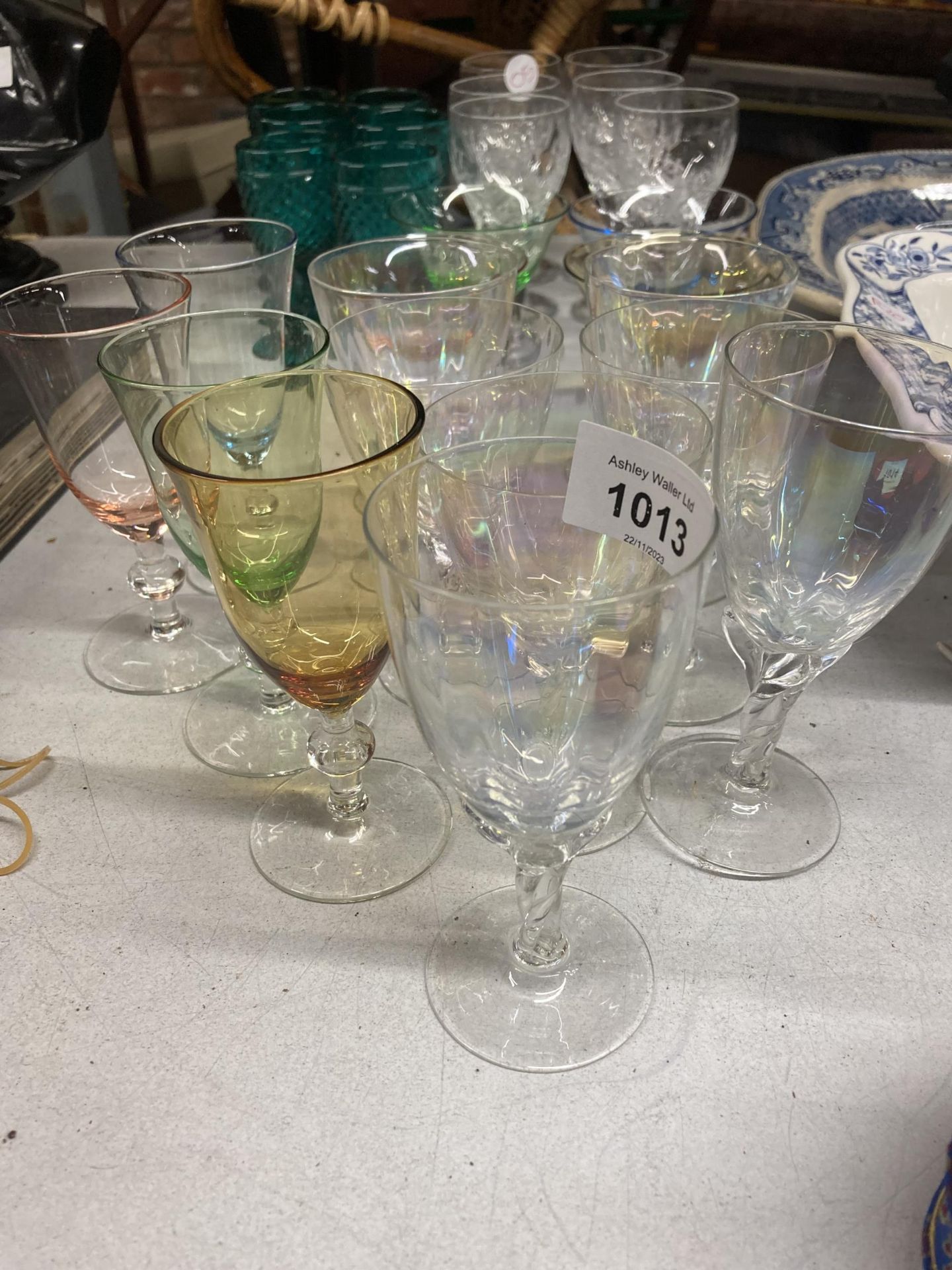 A QUANTITY OF GLASSES TO INCLUDE COLOURED, WINE, SHERRY, MARTINI, ETC - Bild 2 aus 3
