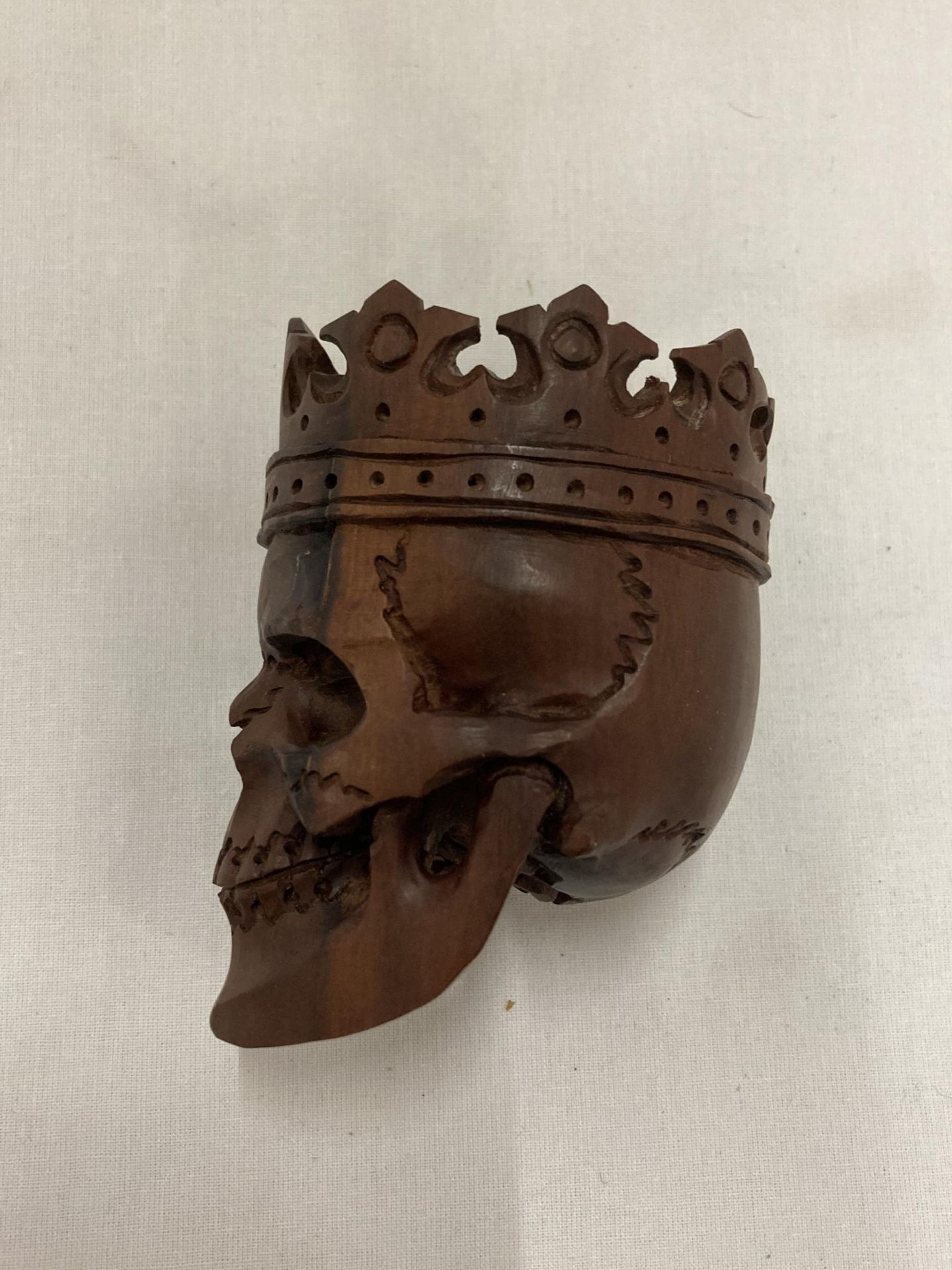 A WOODEN CARVED SKULL, HEIGHT 9CM - Image 2 of 4
