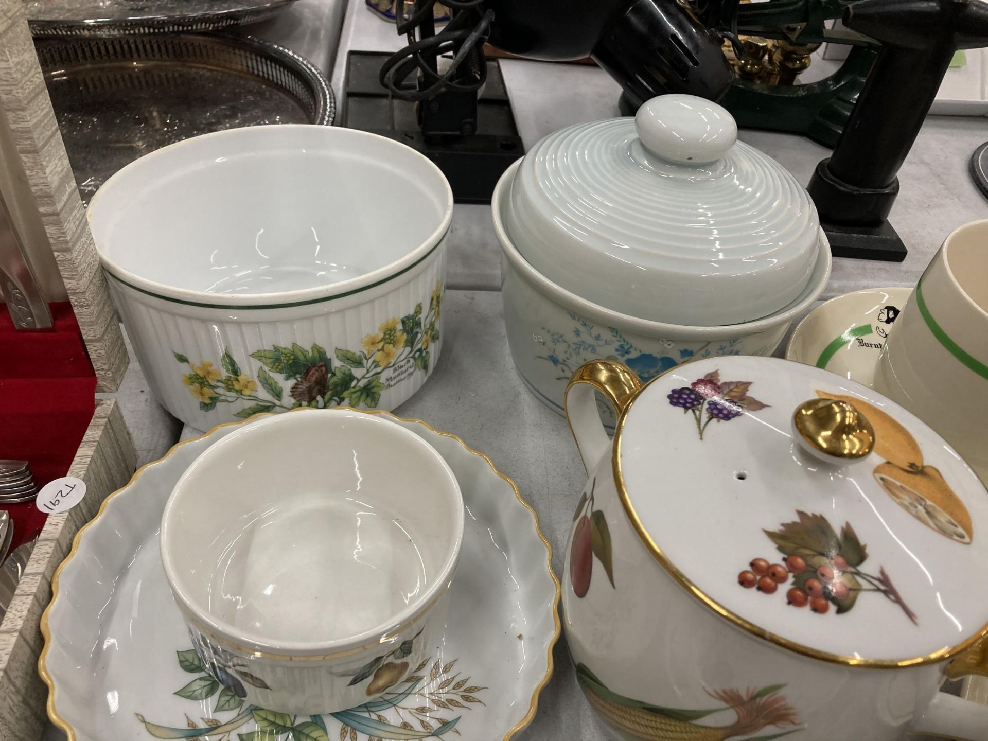 A QUANTITY OF ROYAL WORCESTER 'EVESHAM' TO INCLUDE SSERVING DISHES, TUREENS, FLAN CASE, ETC - 10 - Image 4 of 5
