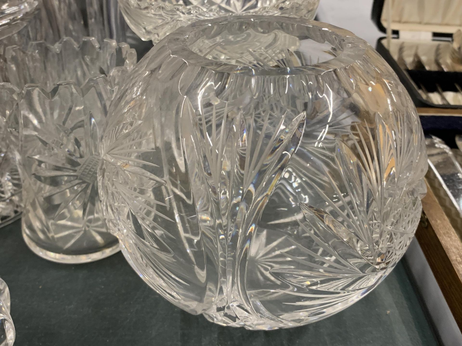 A LARGE QUANTITY OF GLASSWARE TO INCLUDE A MUSHROOM LAMP (NO INNER WORKINGS), VASES, BOWLS, ETC - Image 4 of 4