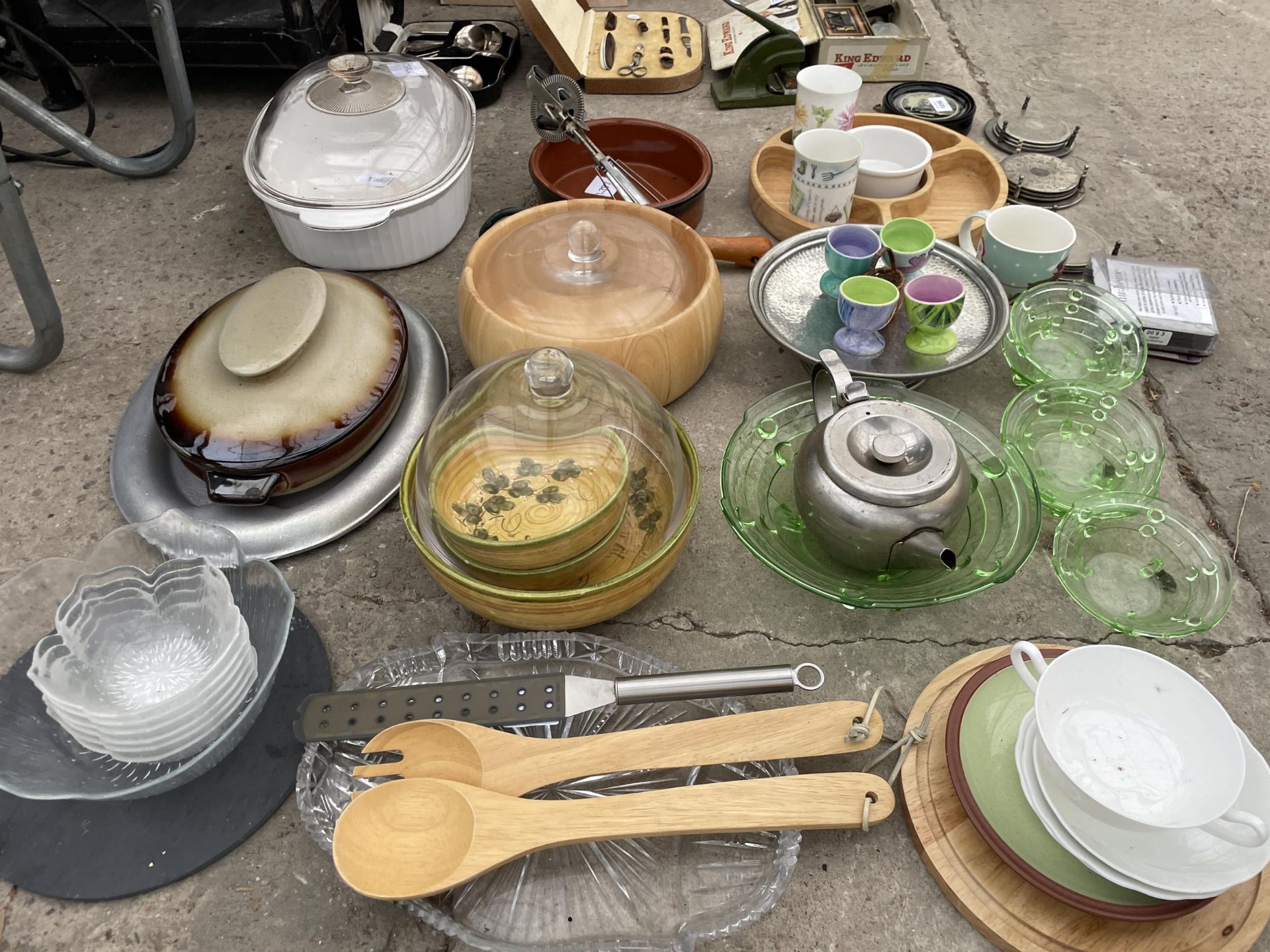 AN ASSORTMENT OF KITCHEN ITEMS TO INCLUDE UTENSILS AND TUREENS ETC - Image 3 of 3