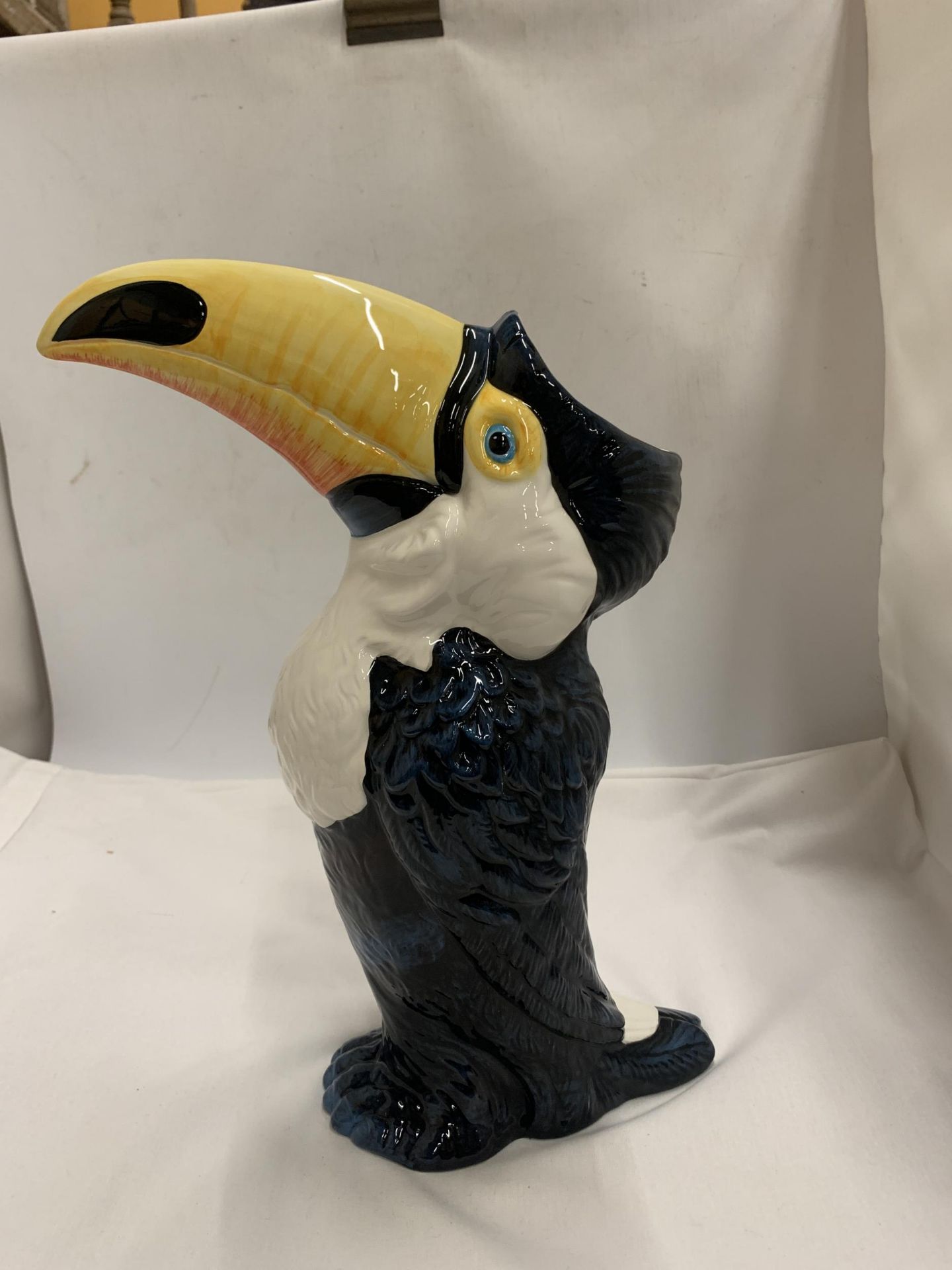 A DRAGONFLY JACK GRAHAM DESIGN TOUCAN FIGURE - Image 3 of 7