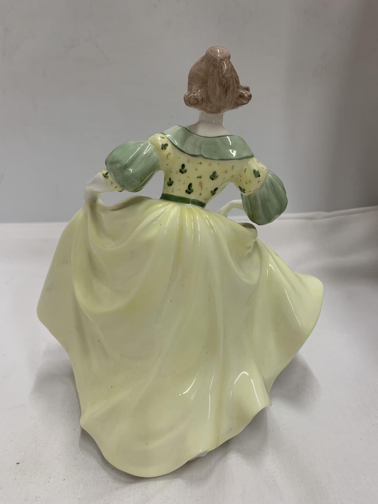 A COALPORT LADIES OF FASHION 'JULIA' LADY FIGURE - Image 3 of 5