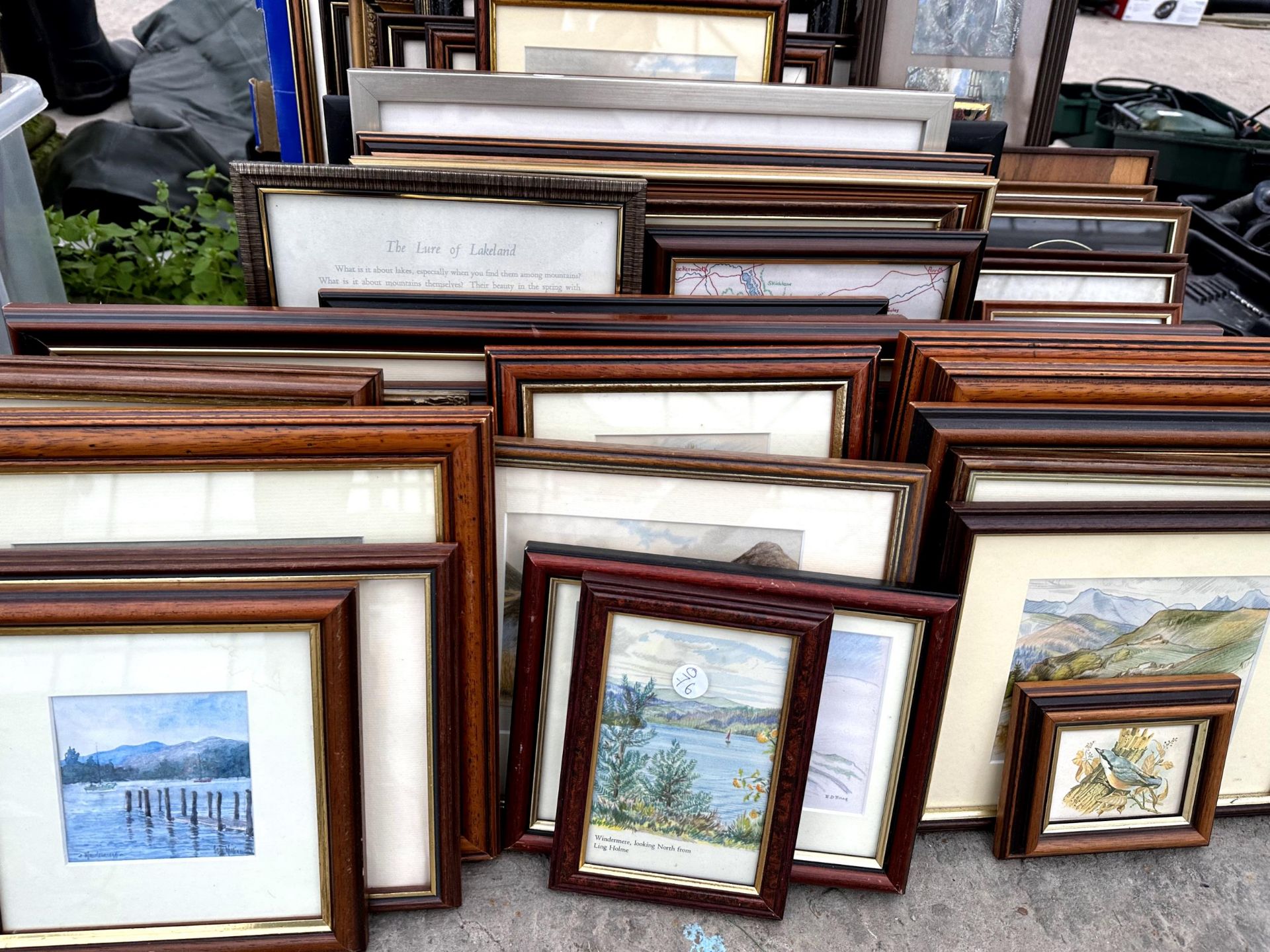 A LARGE ASSORTMENT OF FRAMED PRINTS AND PICTURES - Image 2 of 6