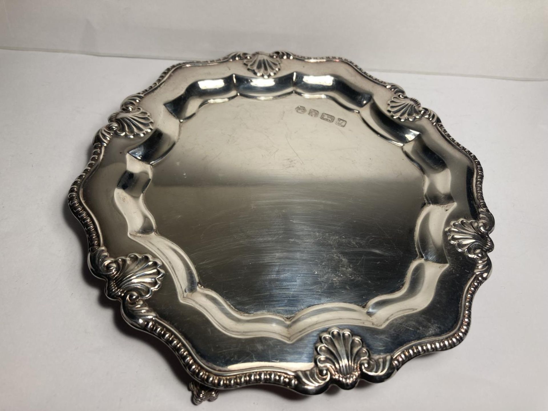 A HALLMARKED SHEFFIELD (ROSE) SALVER WITH THREE BALL AND CLAW FEET - Image 2 of 5