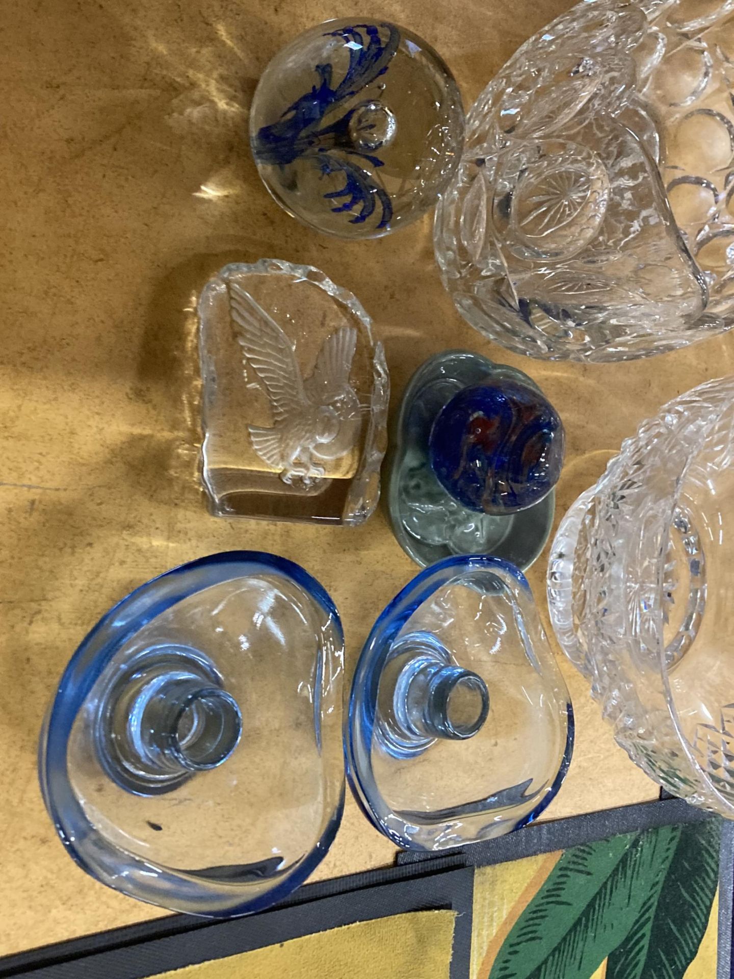 A MIXED LOT OF GLASSWARE TO INCLUDE CUT GLASS FRUIT BOWLS, BLUE ART GLASS CANDLE HOLDERS, SODA - Image 3 of 4