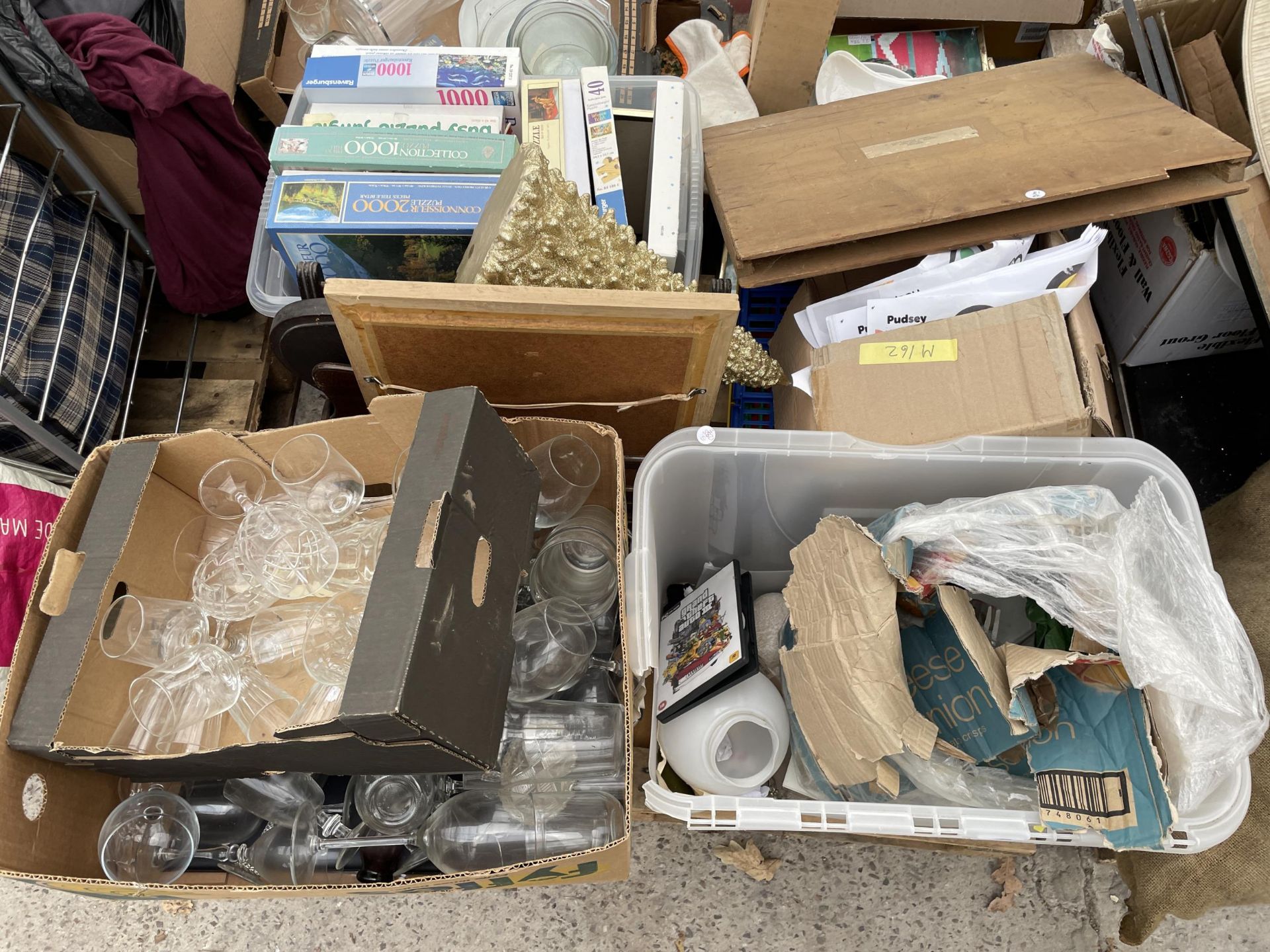 AN ASSORTMENT OF HOUSEHOLD CLEARANCE ITEMS