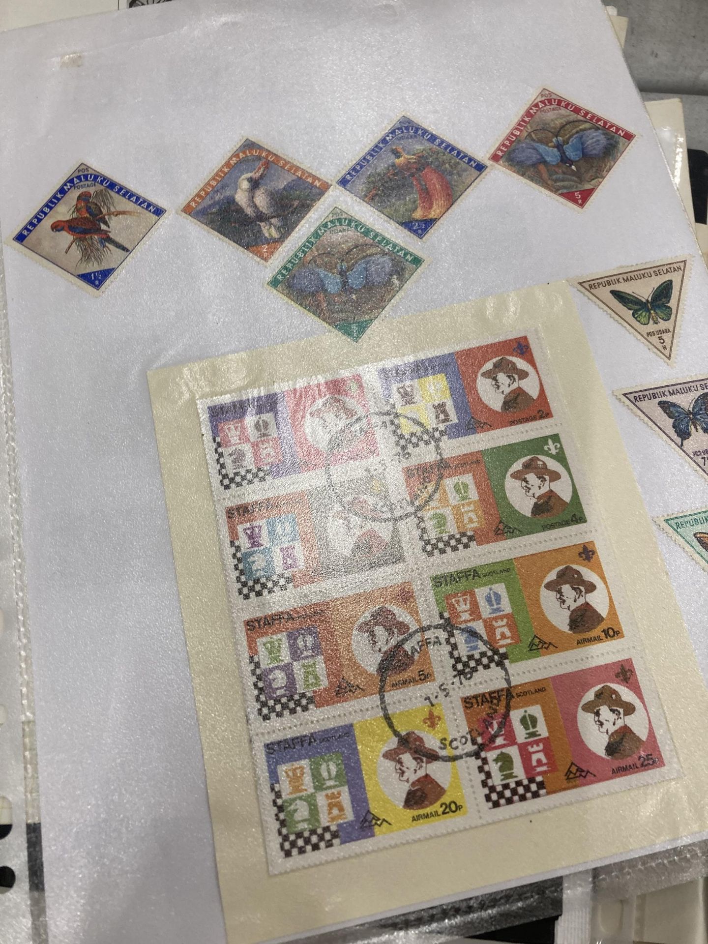 A COLLECTION OF VINTAGE STAMPS AND FIRST DAY COVERS - Bild 7 aus 9