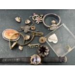 A MIXED LOT OF JEWELLERY AND FURTHER ITEMS, QUARTZ WATCHES ETC