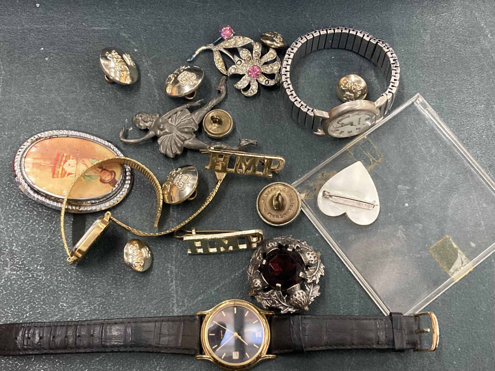 A MIXED LOT OF JEWELLERY AND FURTHER ITEMS, QUARTZ WATCHES ETC