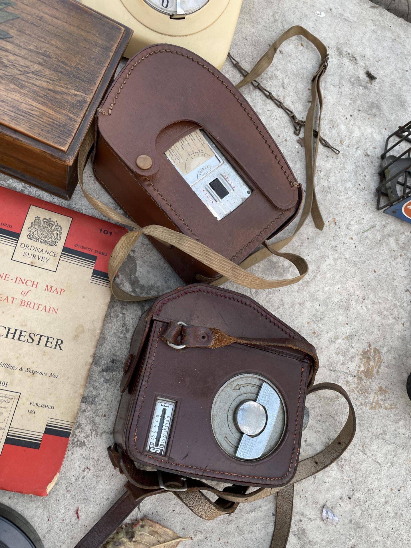 AN ASSORTMENT OF VINTAGE ITEMS TO INCLUDE A DIAL TELEPHONE, CAMERAS AND A WOODEN BOX ETC - Image 3 of 3