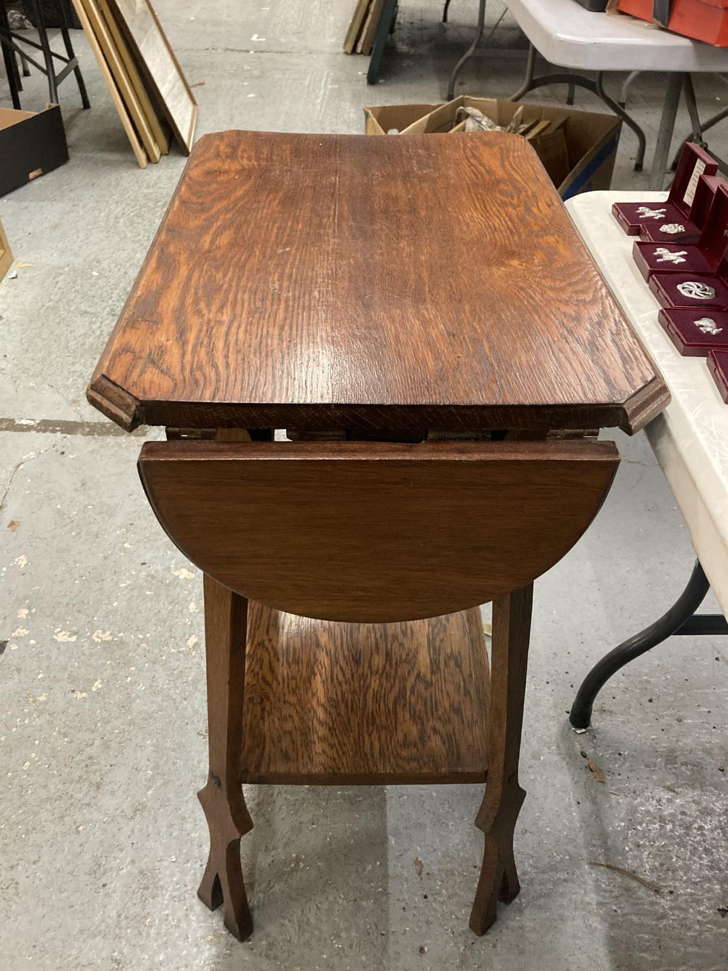 AN ARTS AND CRAFTS OAK SIDE TABLE - Image 2 of 3