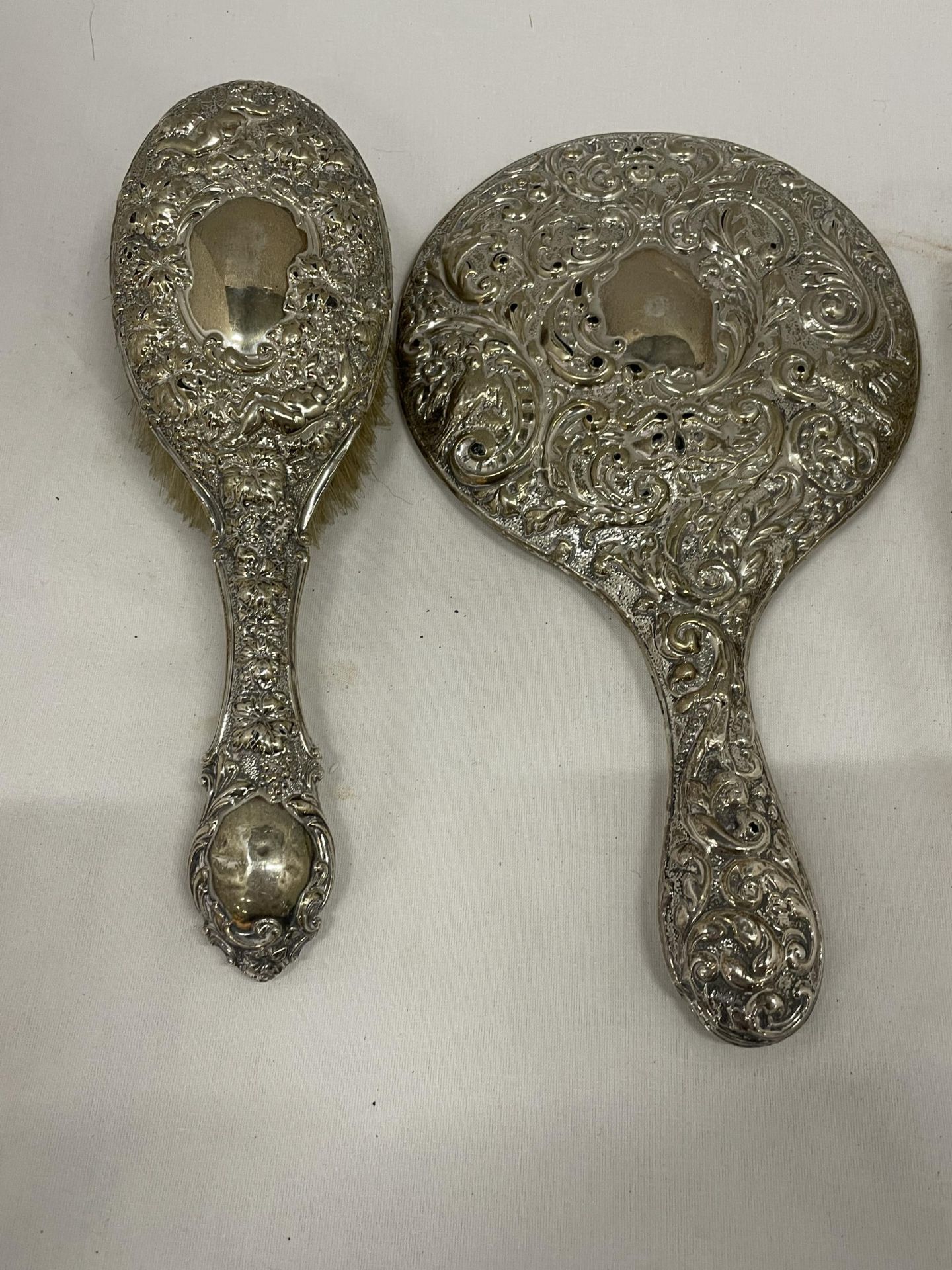 A HALLMARKED BIRMINGHAM SILVER BACKED SET OF TWO BRUSHES, A MIRROR AND COMB - Image 2 of 4