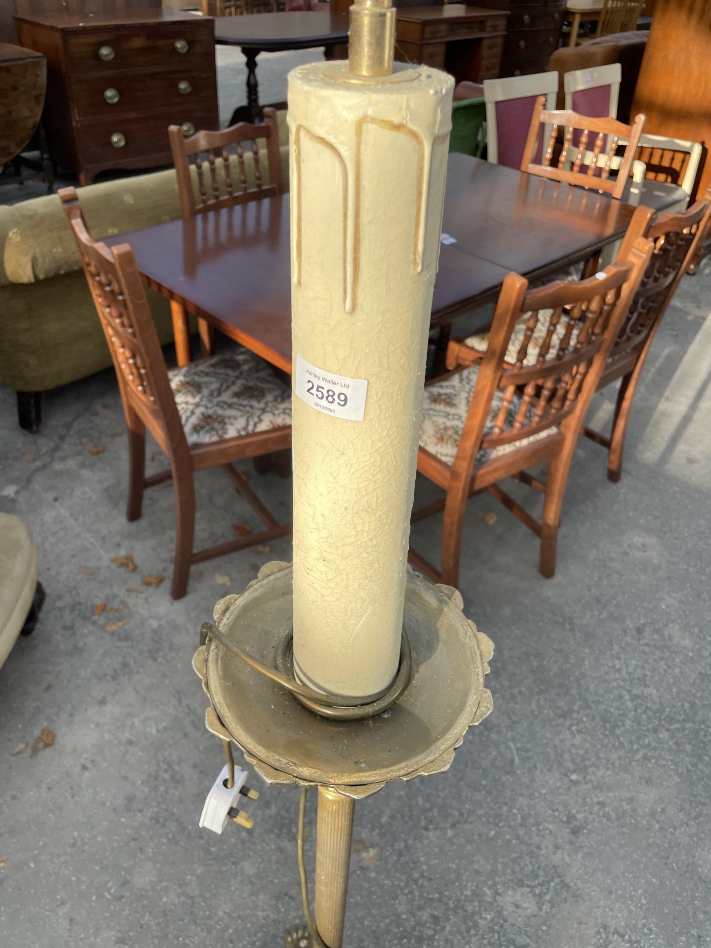 A METALWARE STANDARD LAMP ON CLAW FEET - Bild 2 aus 6