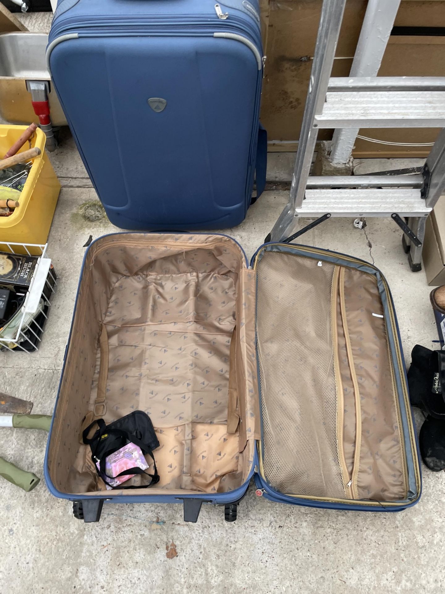 TWO AREOLITE WHEELED SUITCASES - Bild 3 aus 5