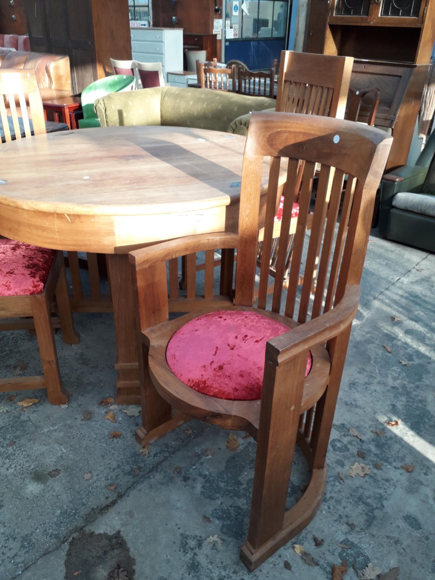 A 47" DIAMETER ARTS AND CRAFTS STYLE HARDWOOD DINING TABLE INSET WITH HARDFRAME DECORATION ON - Image 5 of 5