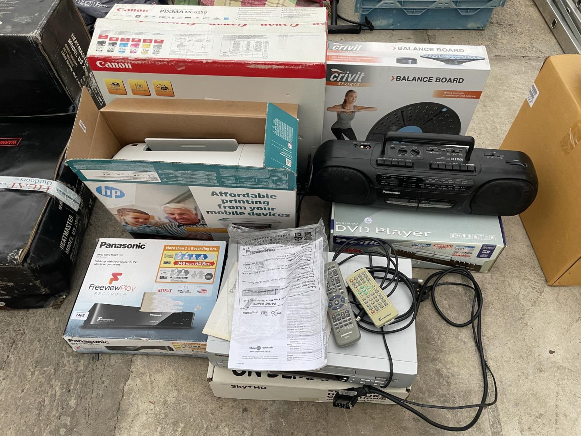 A LARGE ASSORTMENT OF ELECTRICAL ITEMS TO INCLUDE A PANASONIC VIDEO PLAYER, DVD PLAYER, ETC