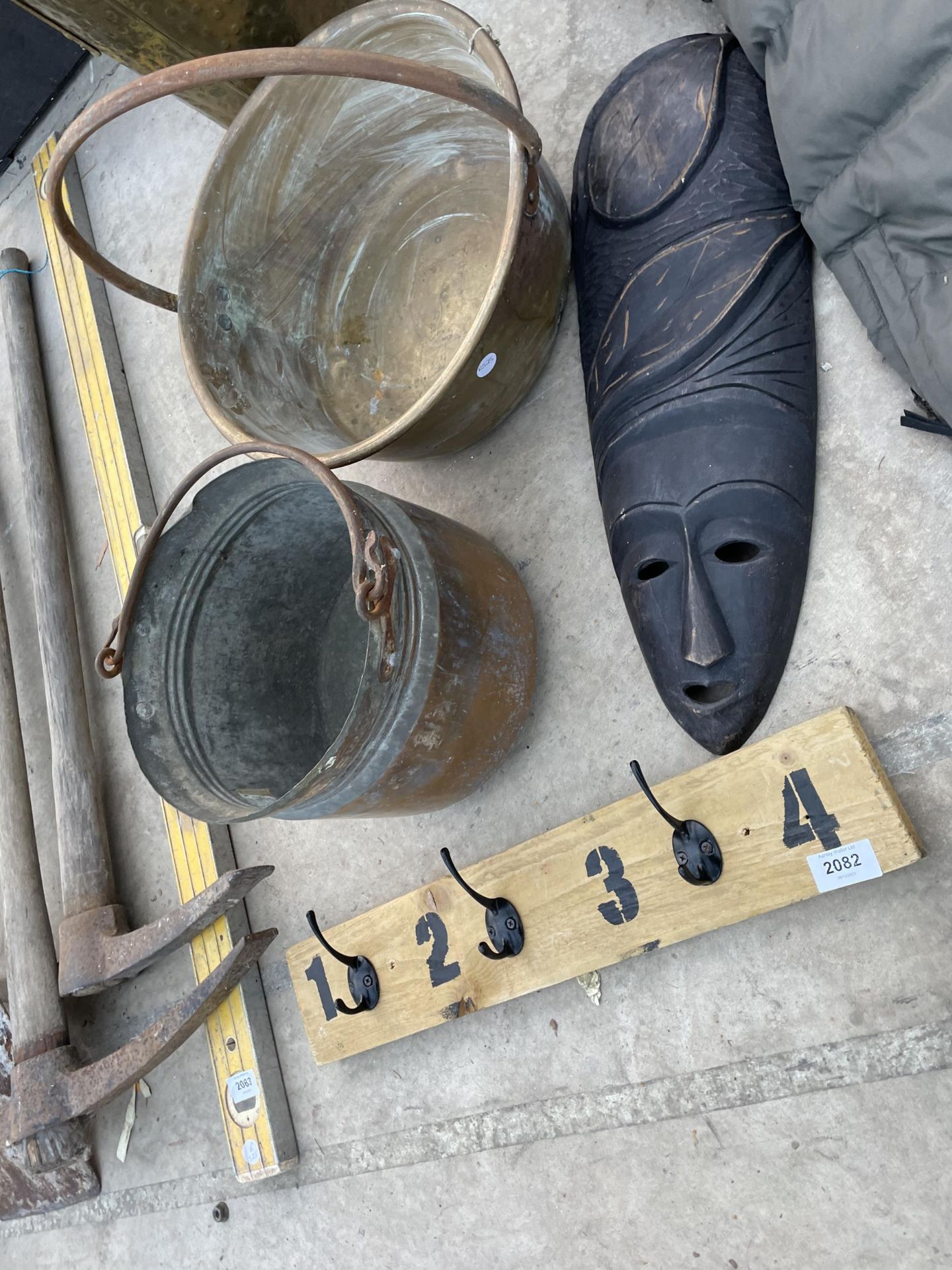 AN ASSORTMENT OF VINTAGE ITEMS TO INCLUDE A BRASS JAM PAN, A COPPER BUCKET AND A BRASS STICK STAND - Image 3 of 3