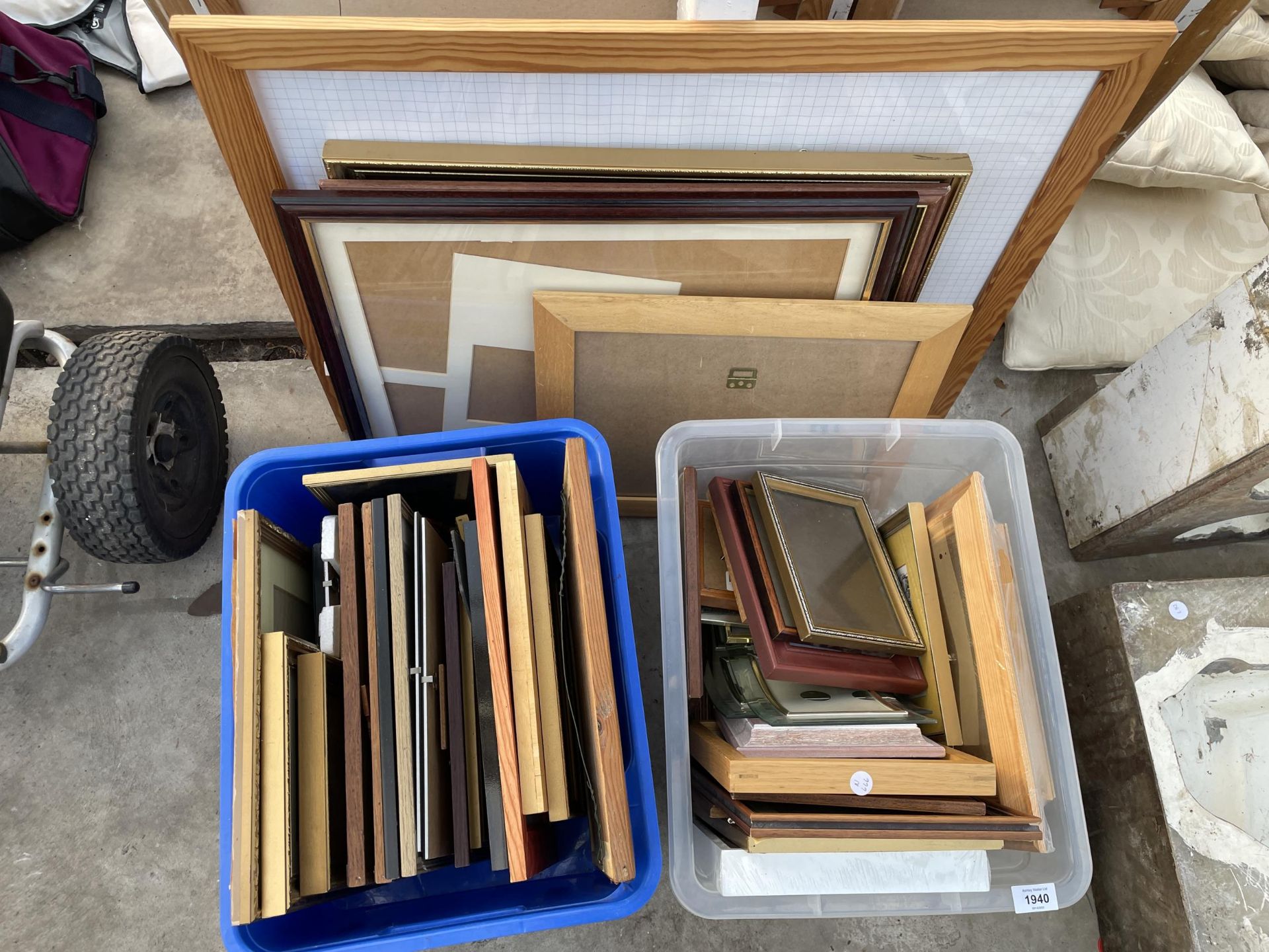 A LARGE QUANTITY OF EMPTY PICTURE FRAMES - Bild 2 aus 2