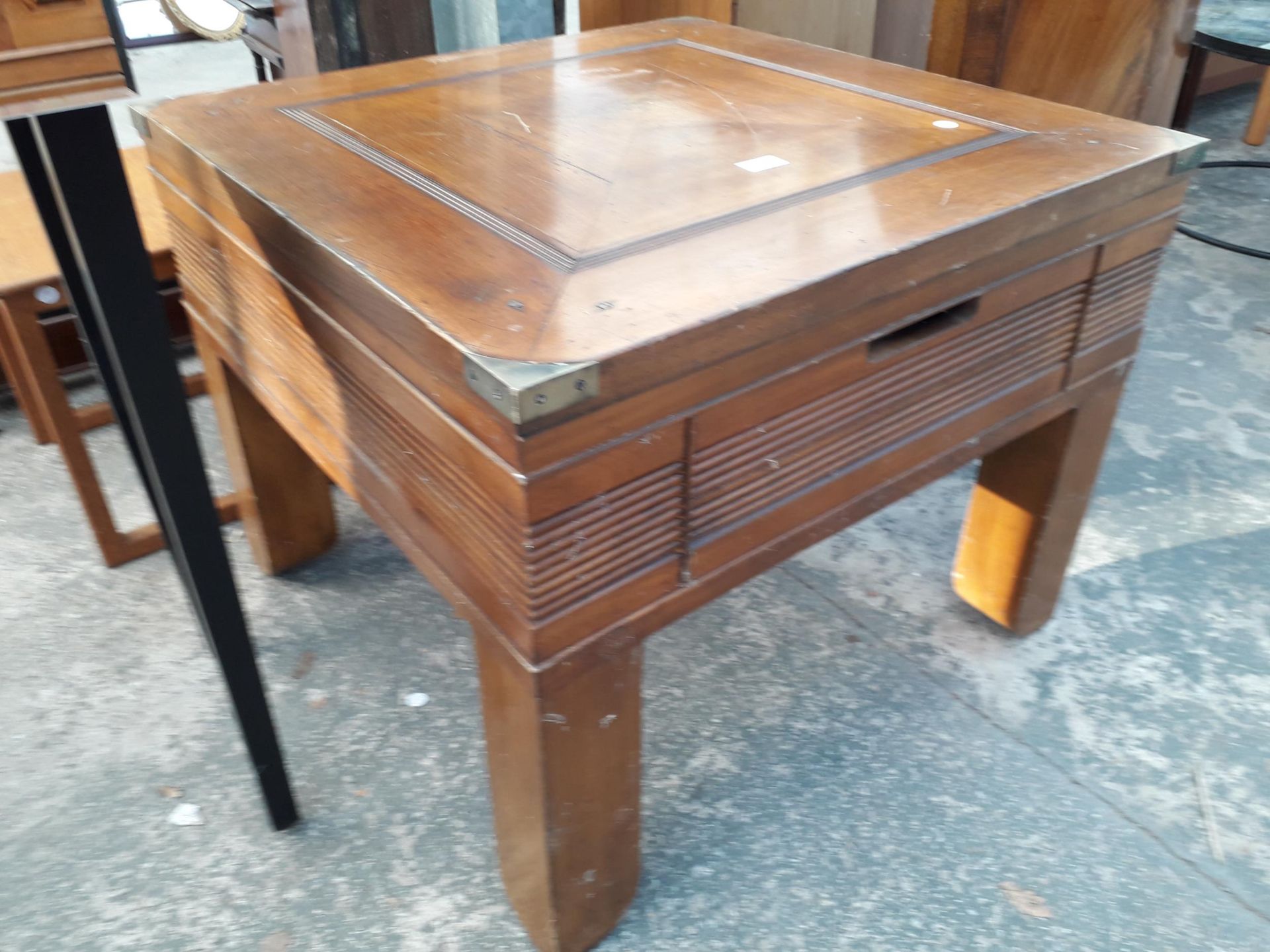 A MODERN HARDWOOD LAMP TABLE WITH BRASS CORNERS, 27.5" SQUARE - Bild 2 aus 2