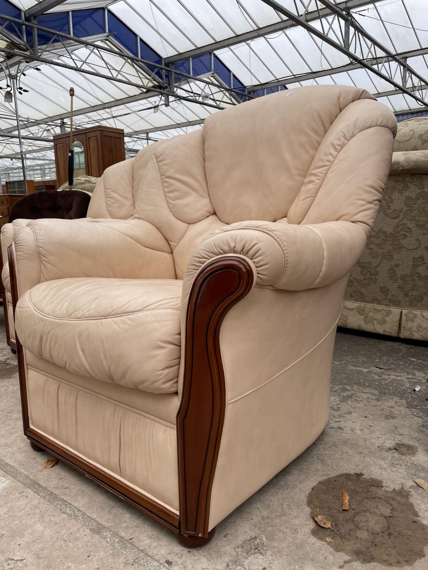 A PAIR OF GIGLI MOBILI TAPPEZZATI CREAM LEATHER EASY CHAIRS - Image 2 of 2