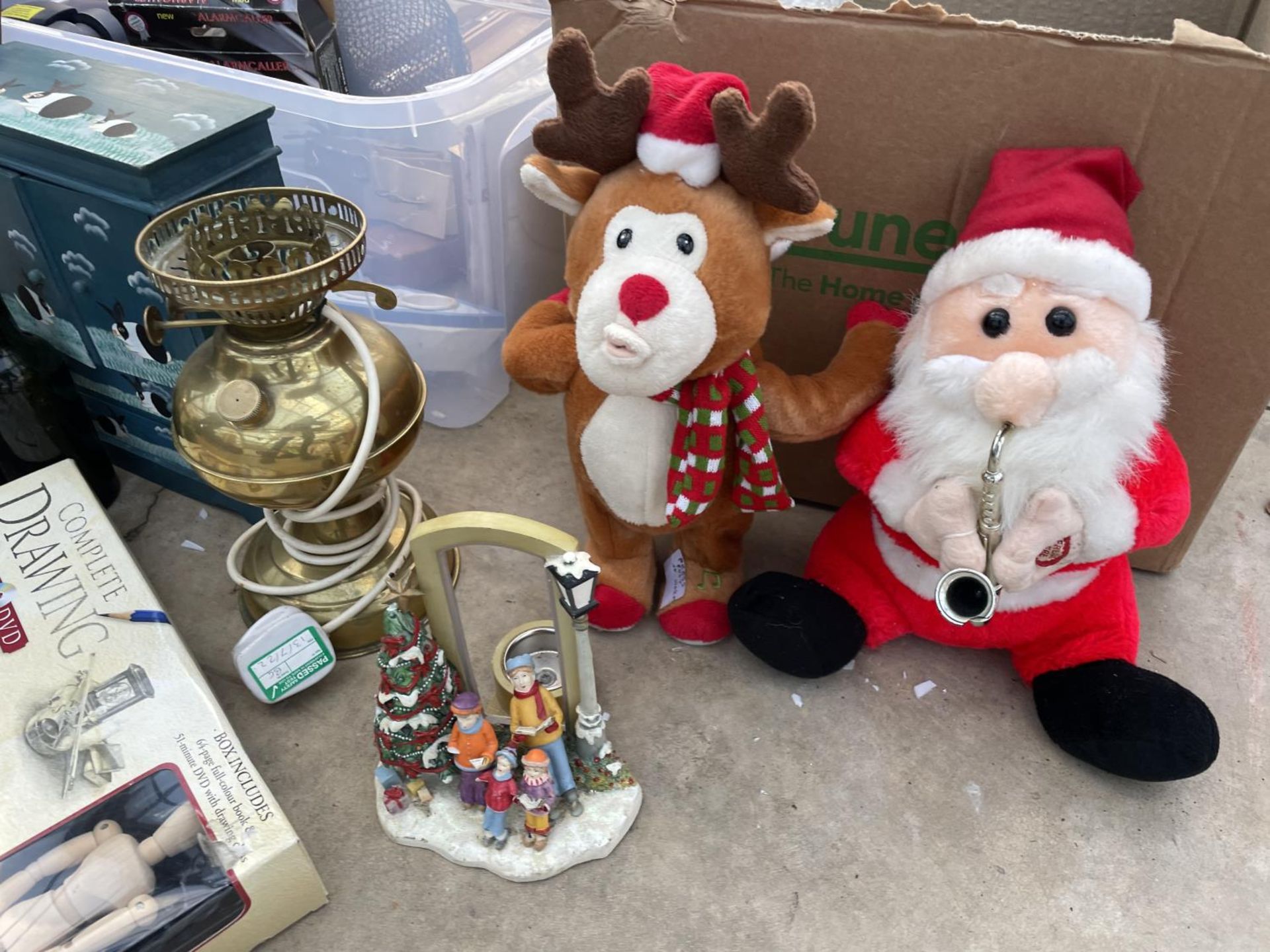 AN ASSORTMENT OF ITEMS TO INCLUDE WATCHES, CLOCKS AND CHRISTMAS DECORATIONS ETC - Image 4 of 10