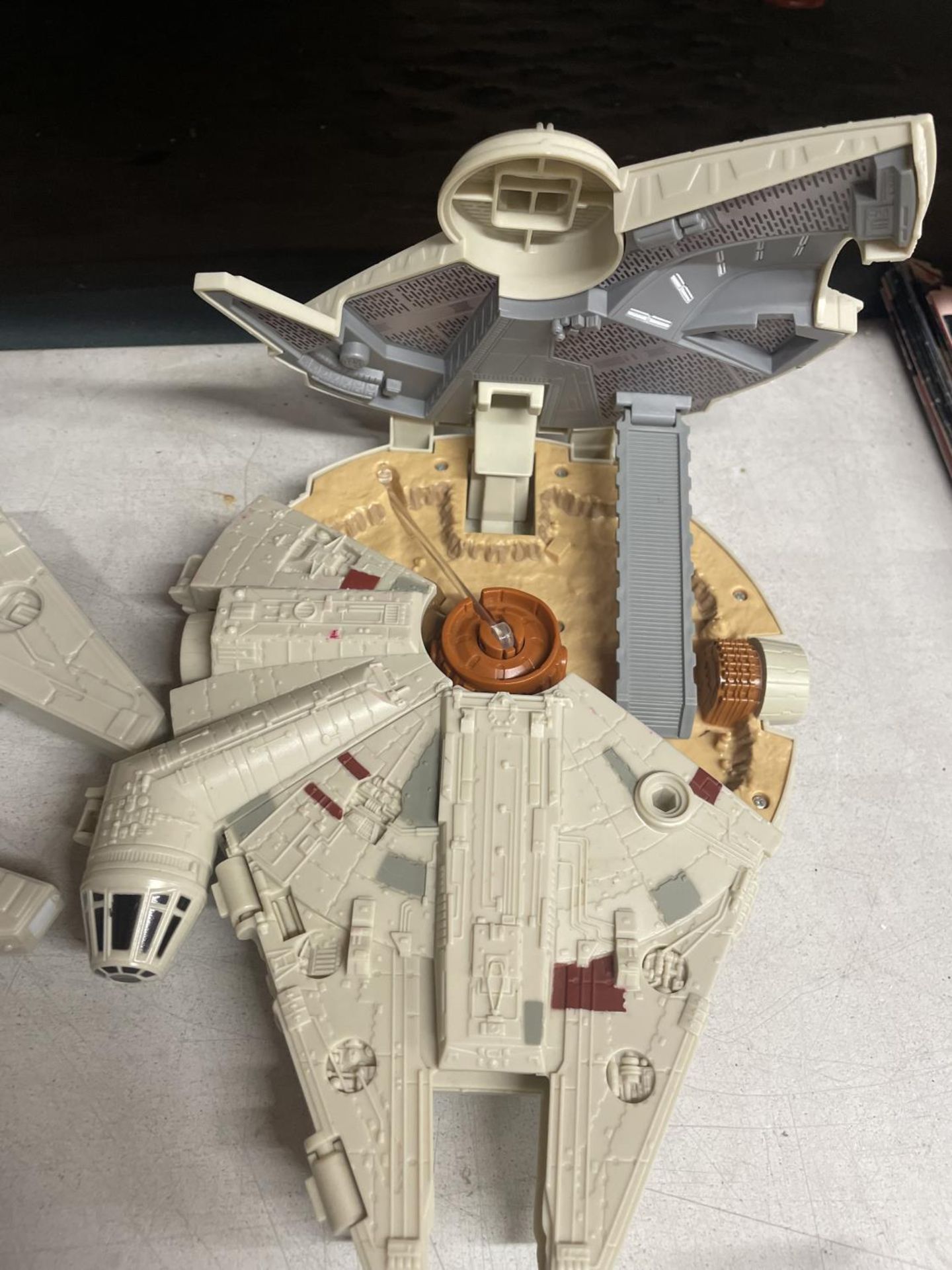 A MILLENIUM FALCON WALL LIGHT PLUS SMALL MODEL - Image 2 of 4