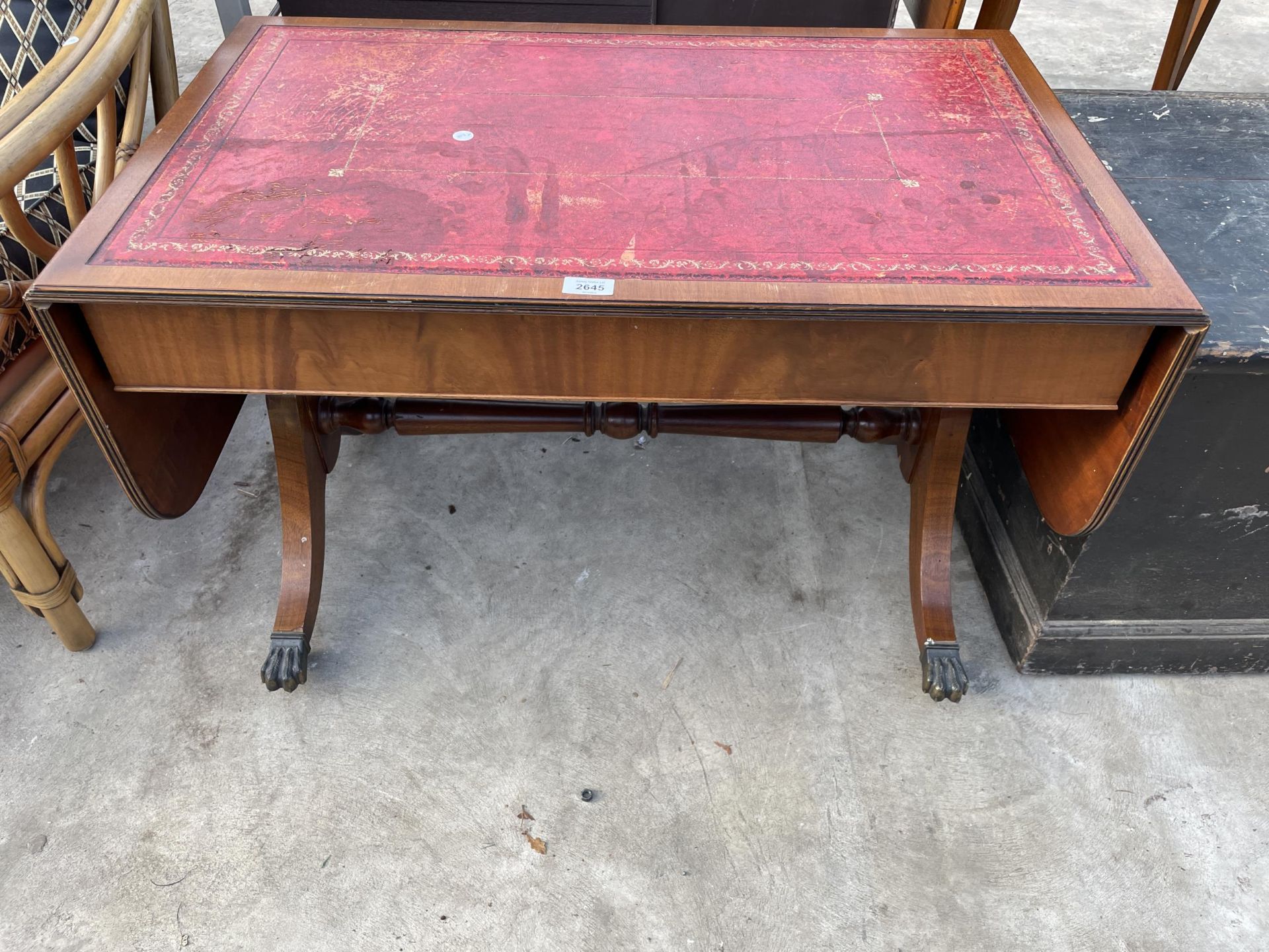 A REPRODUCTION MAHOGANY DROP-LEAF COFFEE TABLE WITH INSET LEATHER TOP