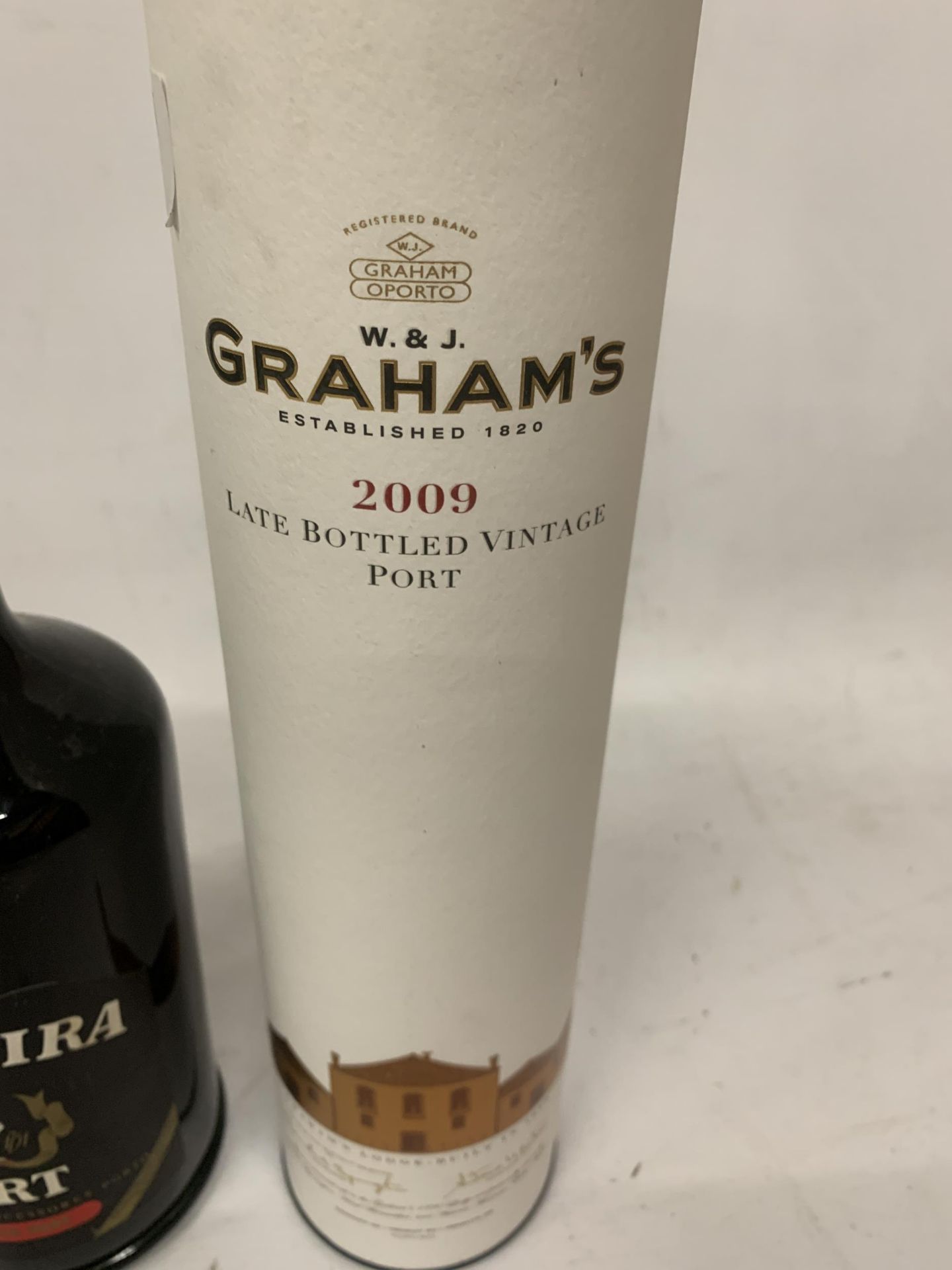 TWO BOTTLES - FERREIRA PORT AND BOXED GRAHAM'S 2009 LATE BOTTLED VINTAGE PORT - Bild 3 aus 3