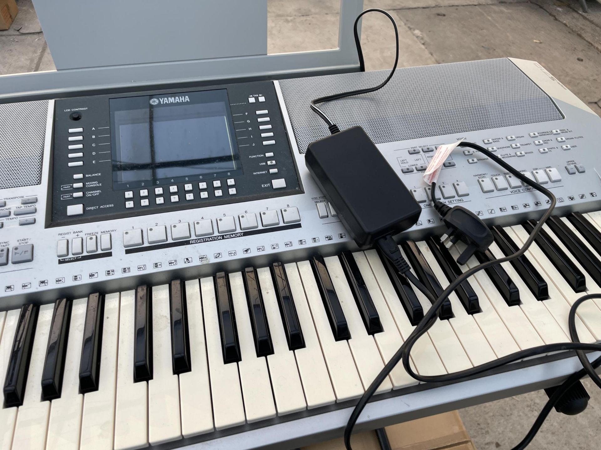 A YAMAHA ELECTRIC KEYBOARD WITH BOX - Image 3 of 4