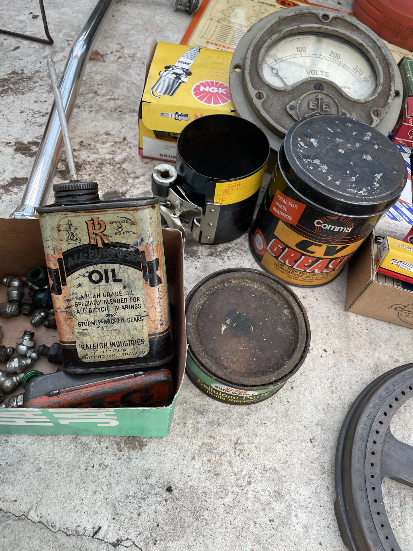 AN ASSORTMENT OF VINTAGE ITEMS TO INCLUDE SPARK PLUGS, A VOLT METER AND OIL CANS ETC - Bild 4 aus 5