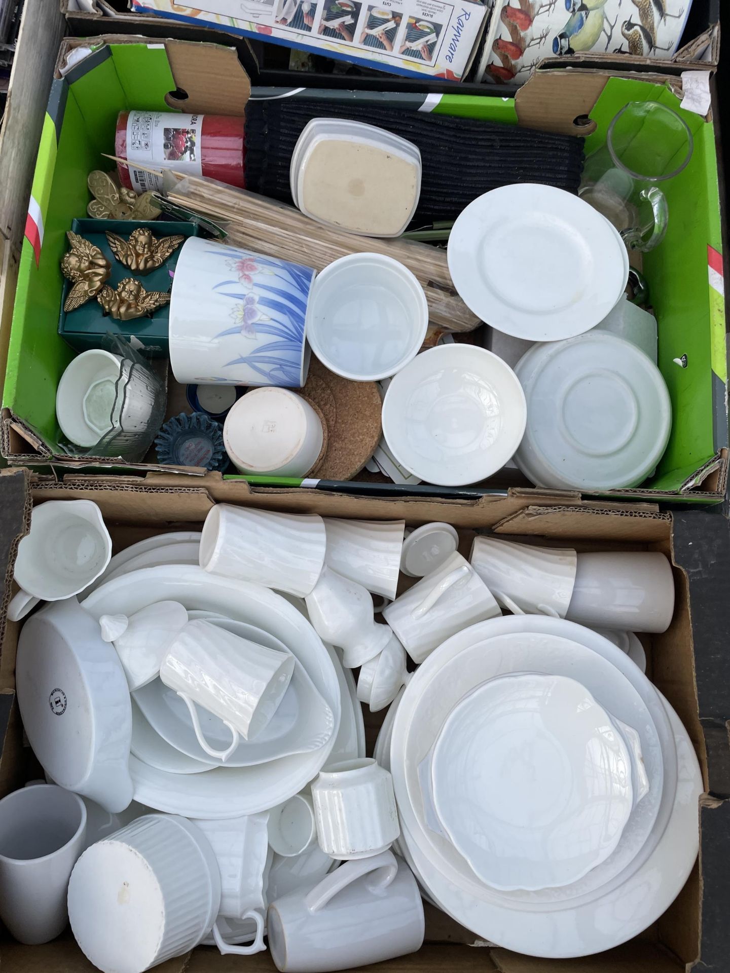 AN ASSORTMENT OF HOUSEHOLD CLEARANCE ITEMS TO INCLUDE CERAMICS AND GLASS WARE ETC - Image 2 of 5