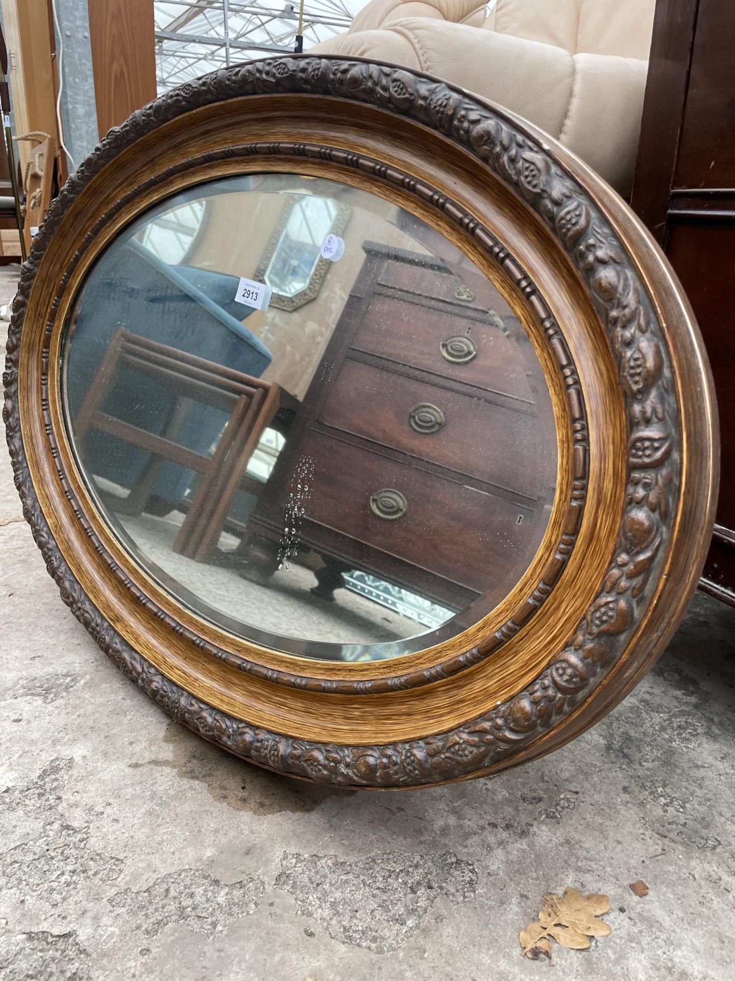 AN OVAL EDWARDIAN WALL MIRROR - Image 2 of 2