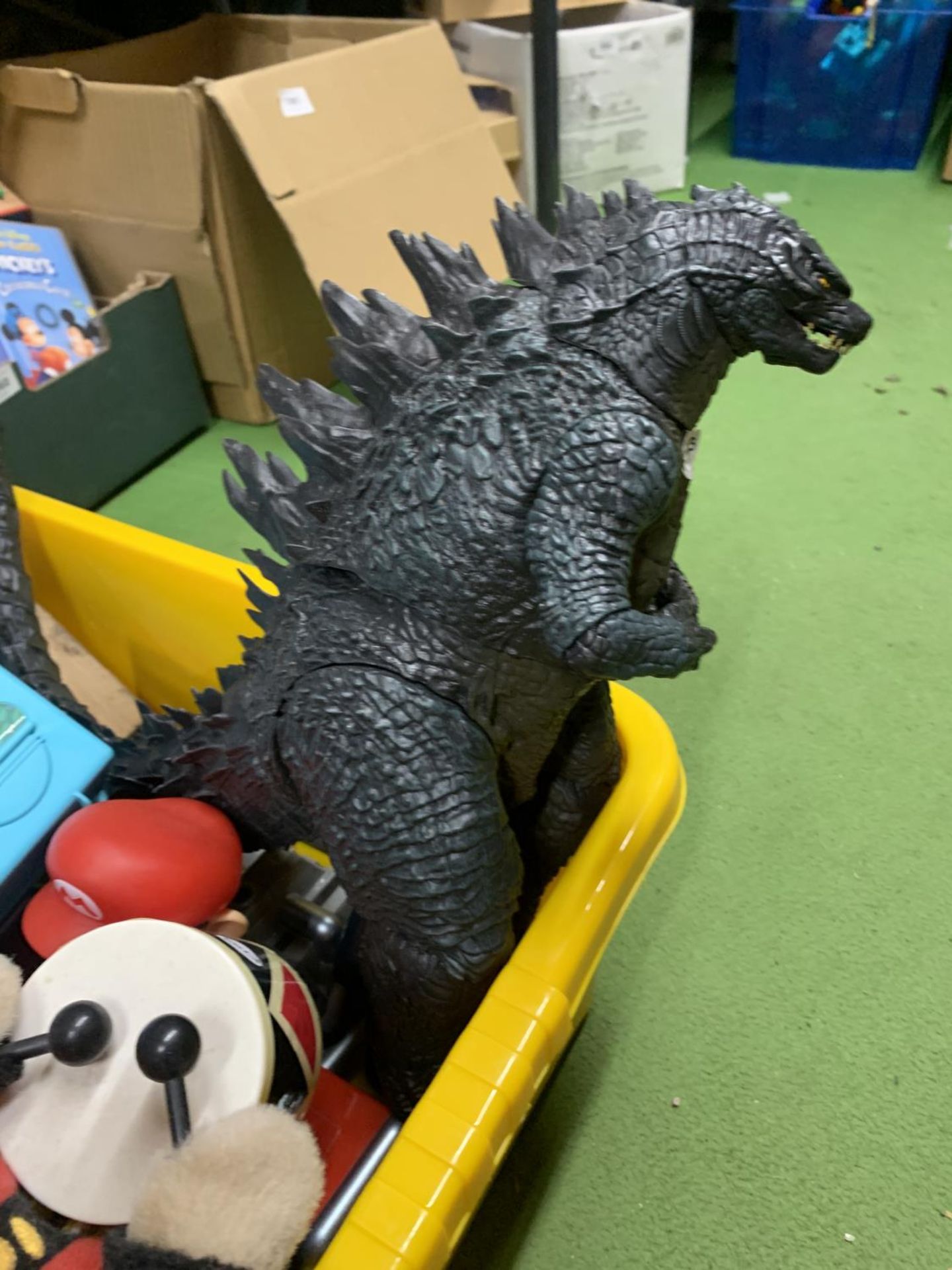 A MIXED LOT TO INCLUDE MARIO KART, GODZILLA, A CASED PET SHOP AND A WOODEN TOOL KIT - Image 2 of 3