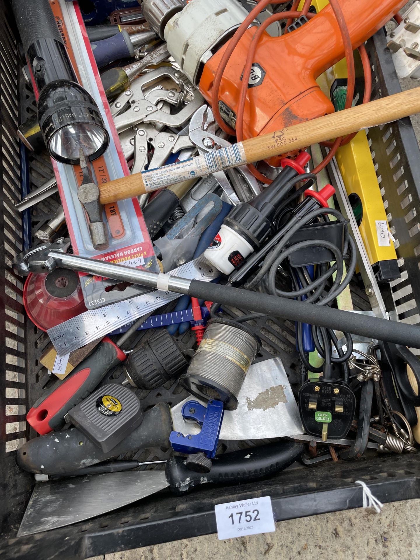 A LARGE ASSORTMENT OF TOOLS TO INCLUDE AN ELECTRIC DRILL, MOLE GRIPS AND CHISELS ETC - Bild 3 aus 4