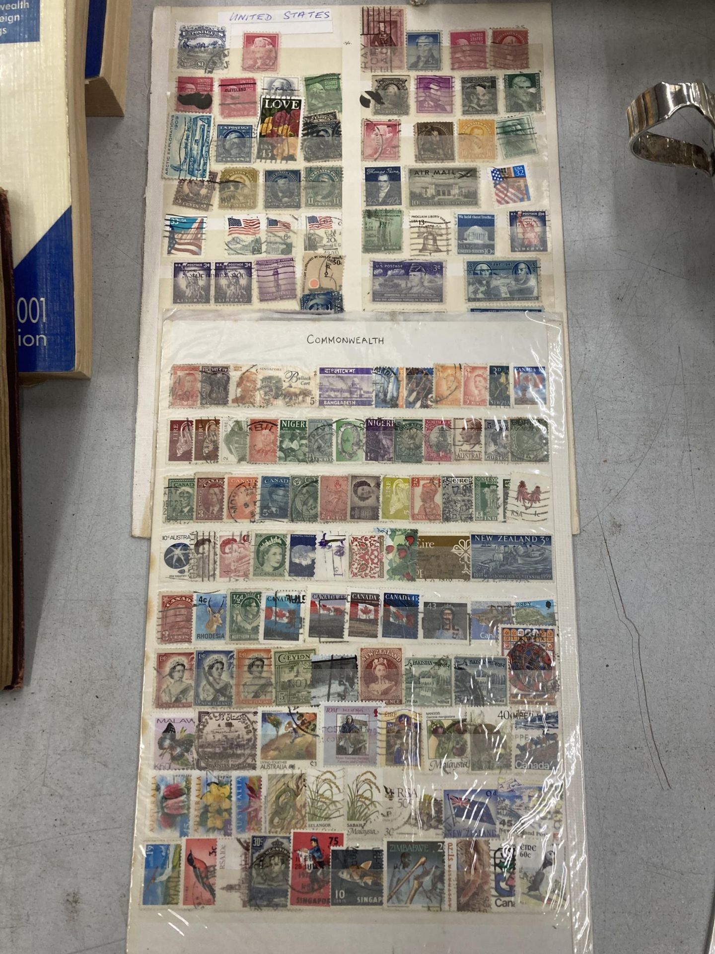 A COLLECTION OF STAMPS, COMMENWEALTH EXAMPLES ON SHEETS, WORLD POSTAGE ALBUM, STANLEY GIBBONS - Bild 4 aus 8