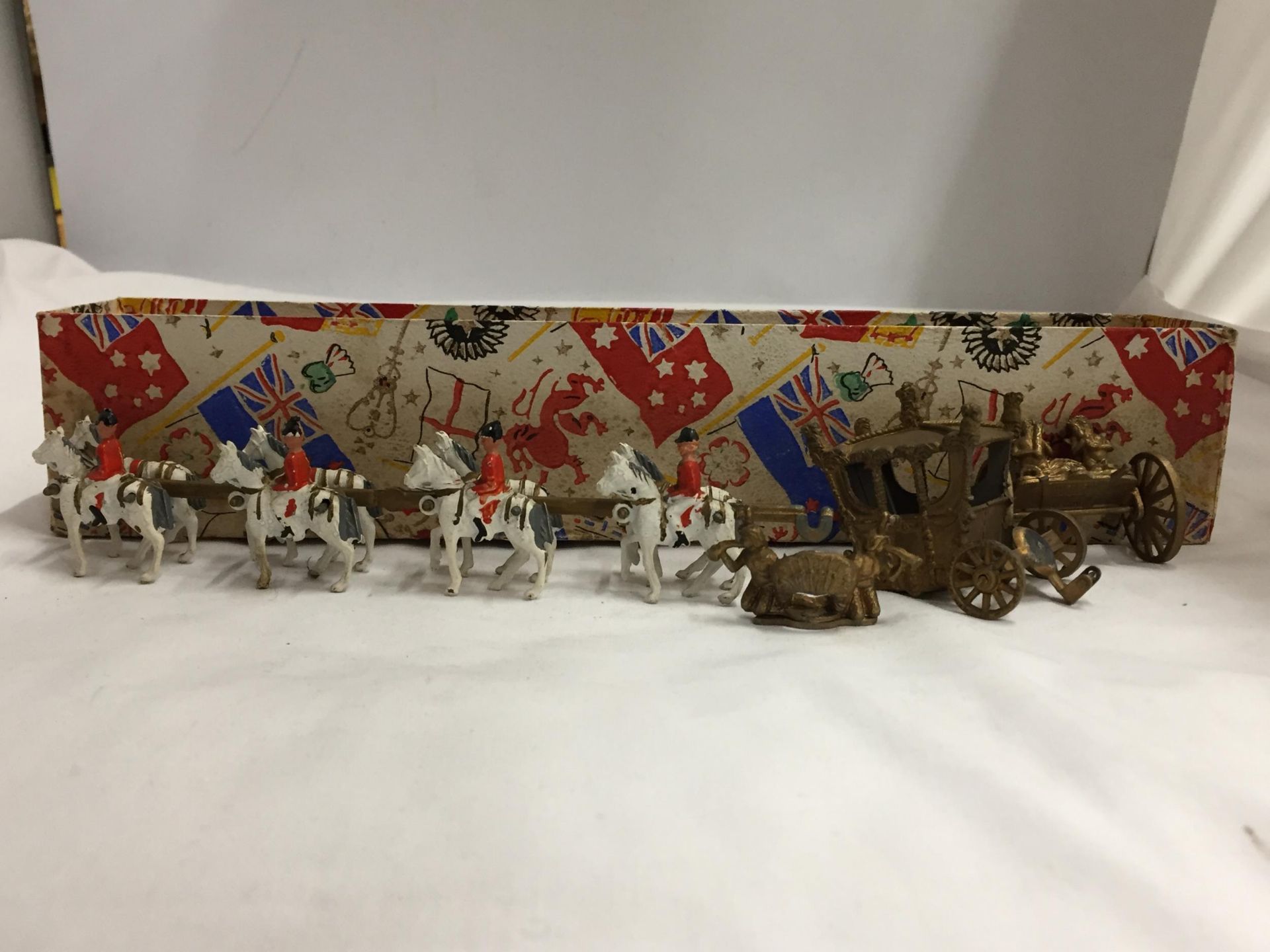 A VINTAGE CRESCENT TOYS CORONATION ROYAL COACH WITH HORSES NO. 1953 - Image 2 of 4