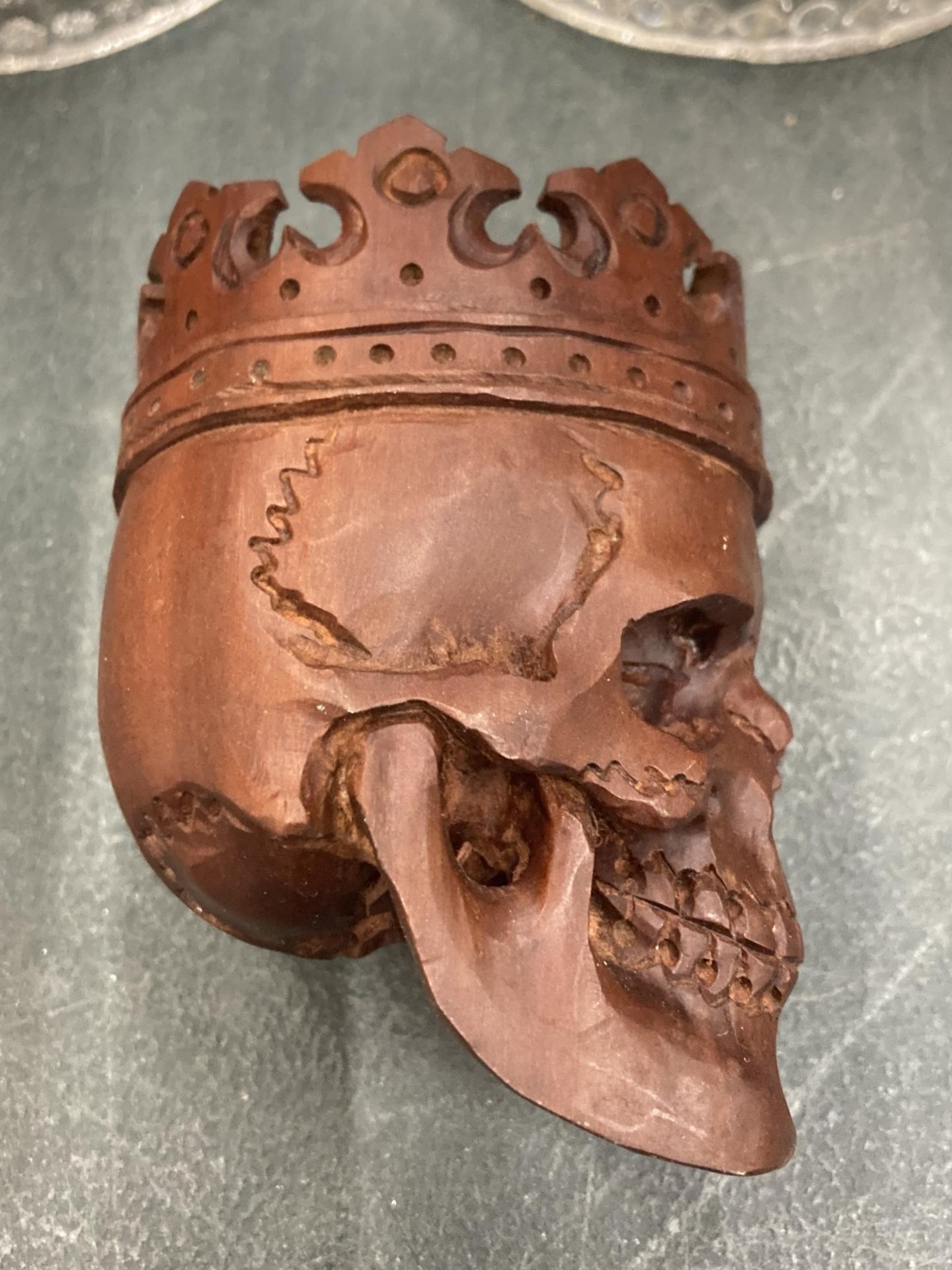 A WOODEN CARVED SKULL, HEIGHT 9CM - Image 2 of 2
