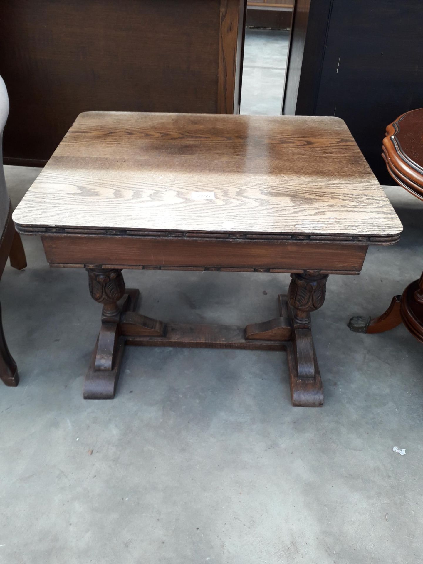 A MID 20TH CENTURY OAK COFFEE TABLE ON BULBOUS LEGS, 24 X 20"