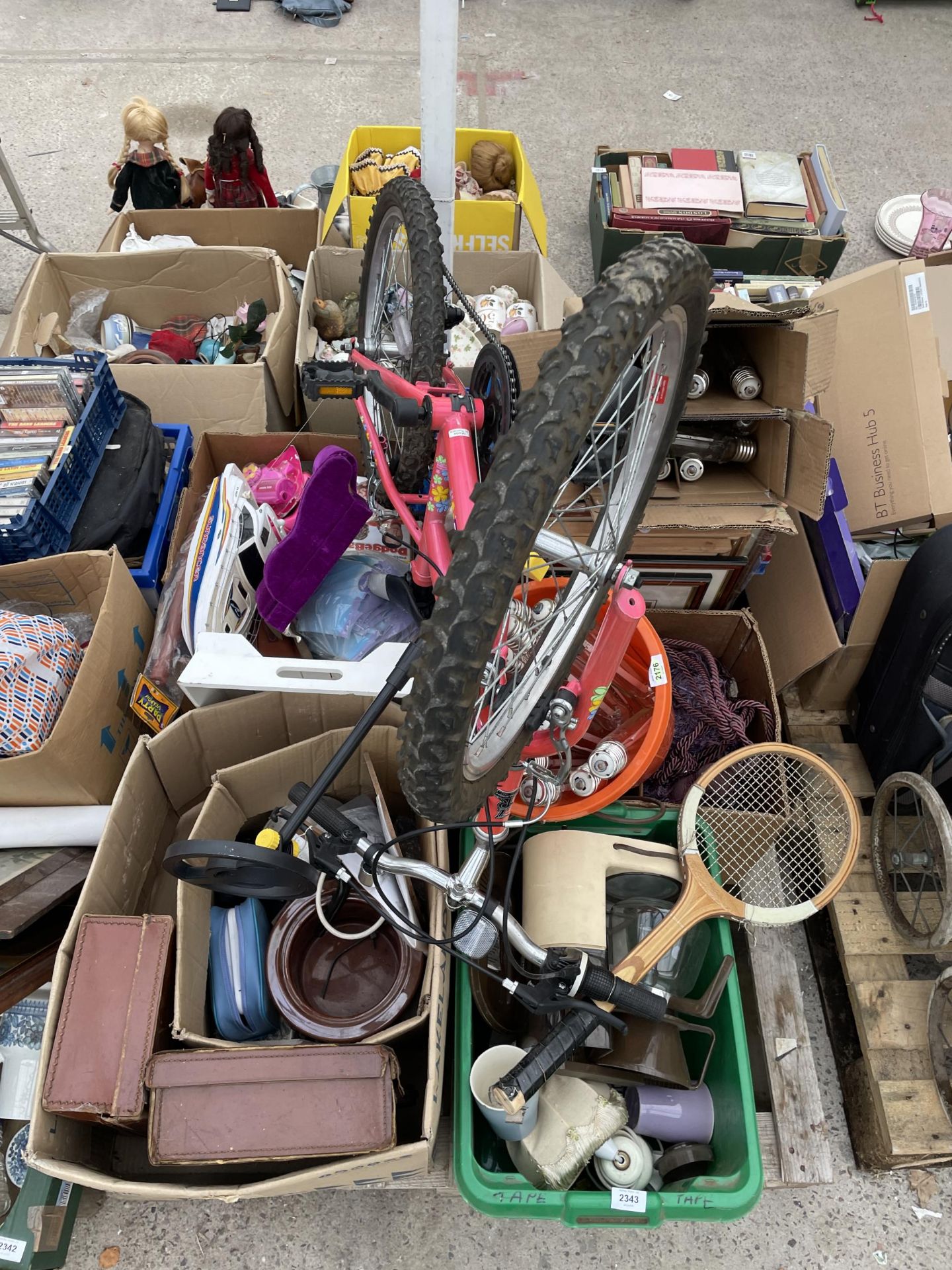 AN ASSORTMENT OF HOUSEHOLD CLEARANCE ITEMS