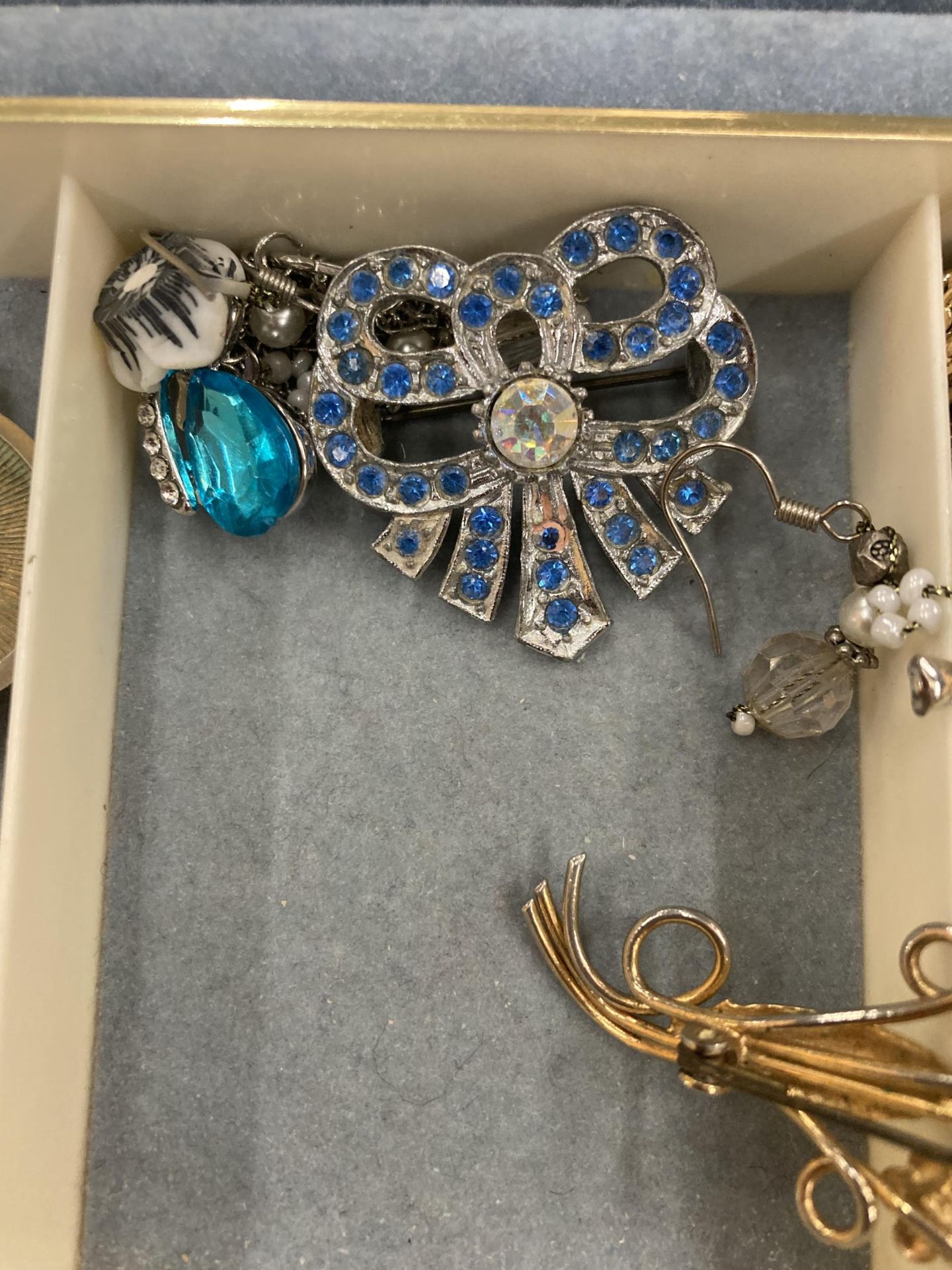 A LARGE COLLECTION OF ASSORTED COSTUME JEWELLERY IN JEWELLERY BOX AND FURTHER CASE - Bild 3 aus 6
