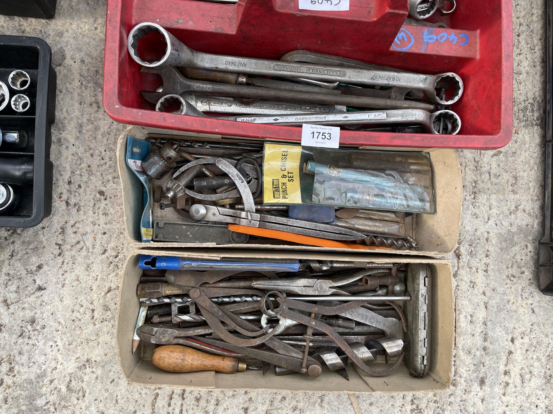 A LARGE ASSORTMENT OF HAND TOOLS TO INCLUDE CHISELS, SPANNERS AND PLIERS ETC - Bild 3 aus 3