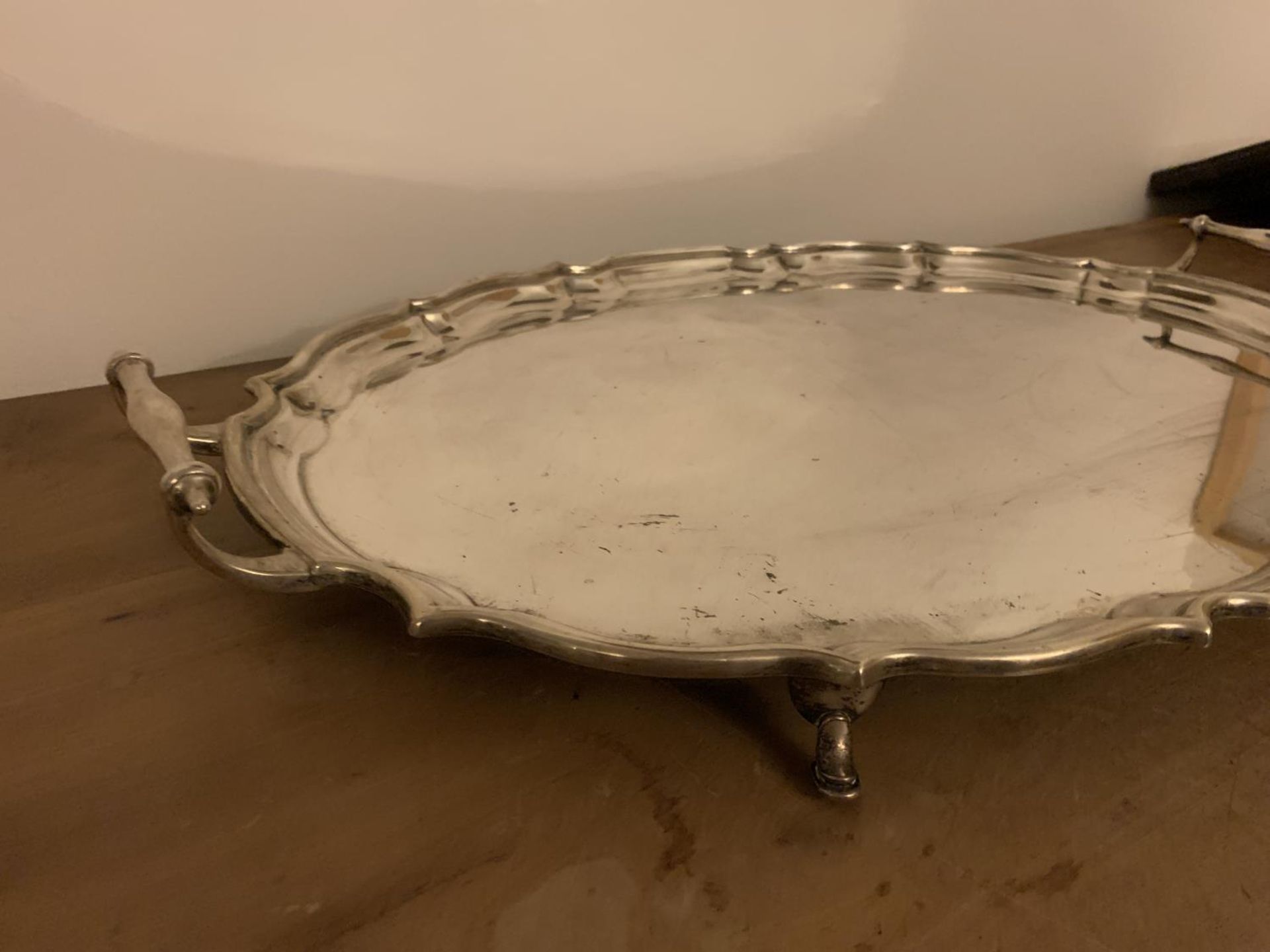 A LARGE TWIN HANDLED HALLMARKED CHESTER SILVER TRAY WITH FOUR FEET GROSS WEIGHT 2923 GRAMS - Image 2 of 6